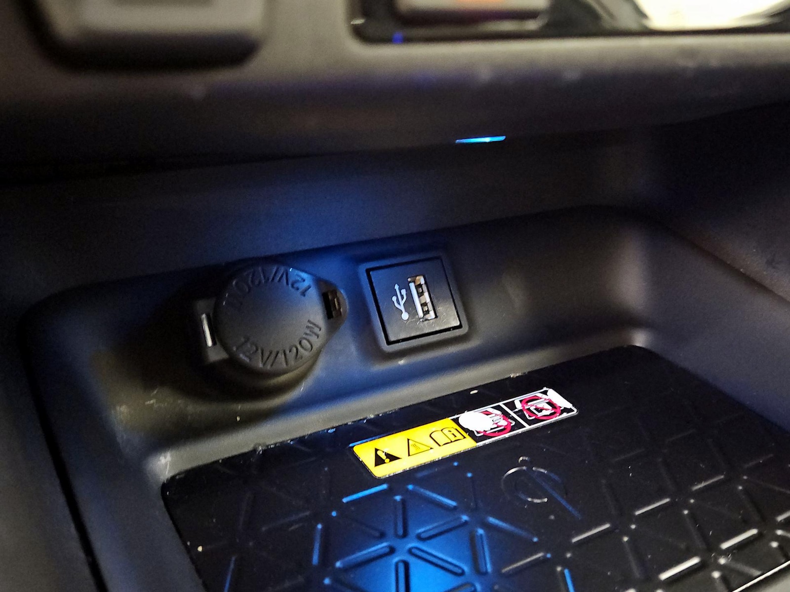 2024 Toyota RAV4 XSE - Photo 19