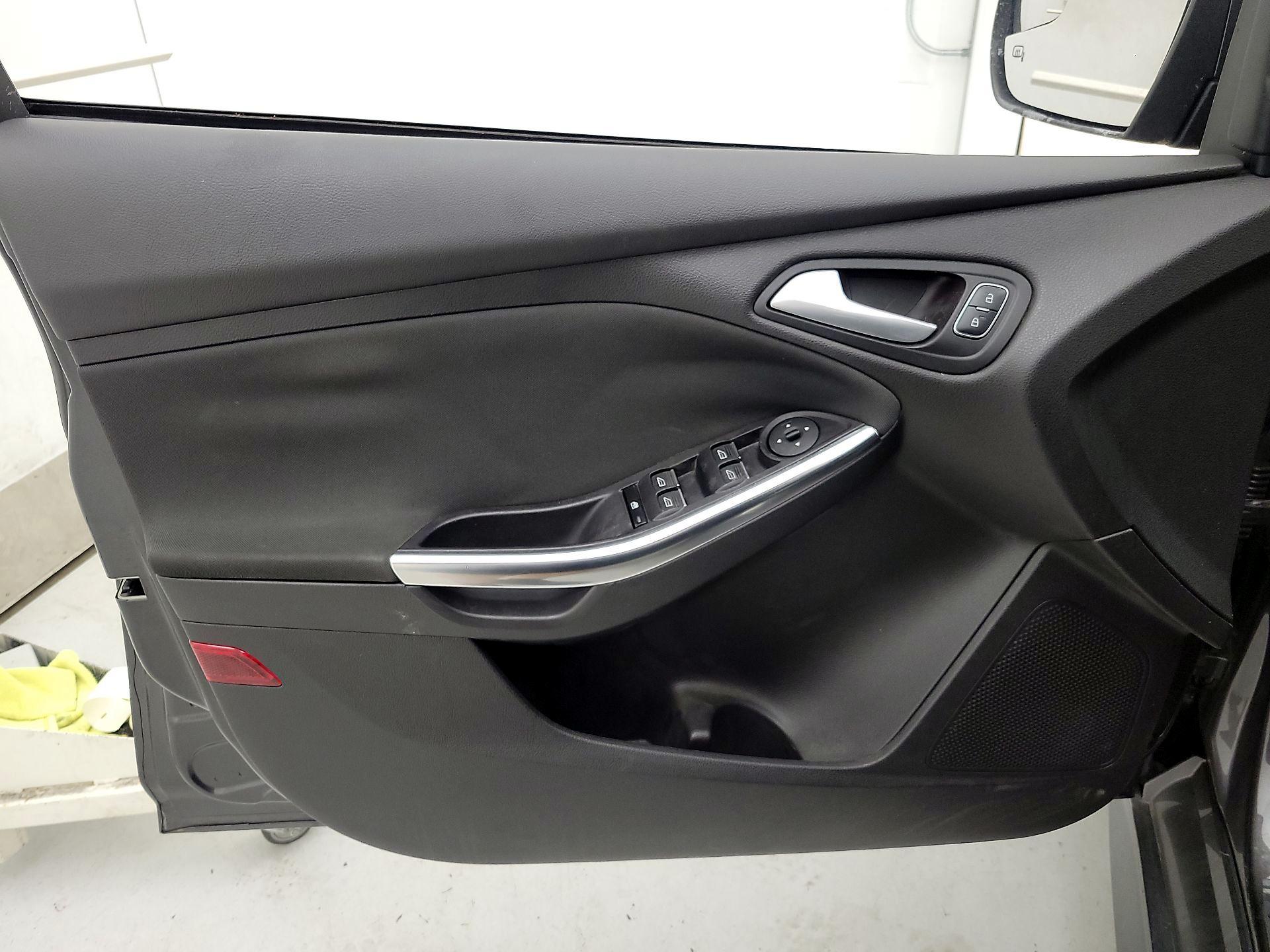 Thumbnail: 2015 Ford Focus - 12