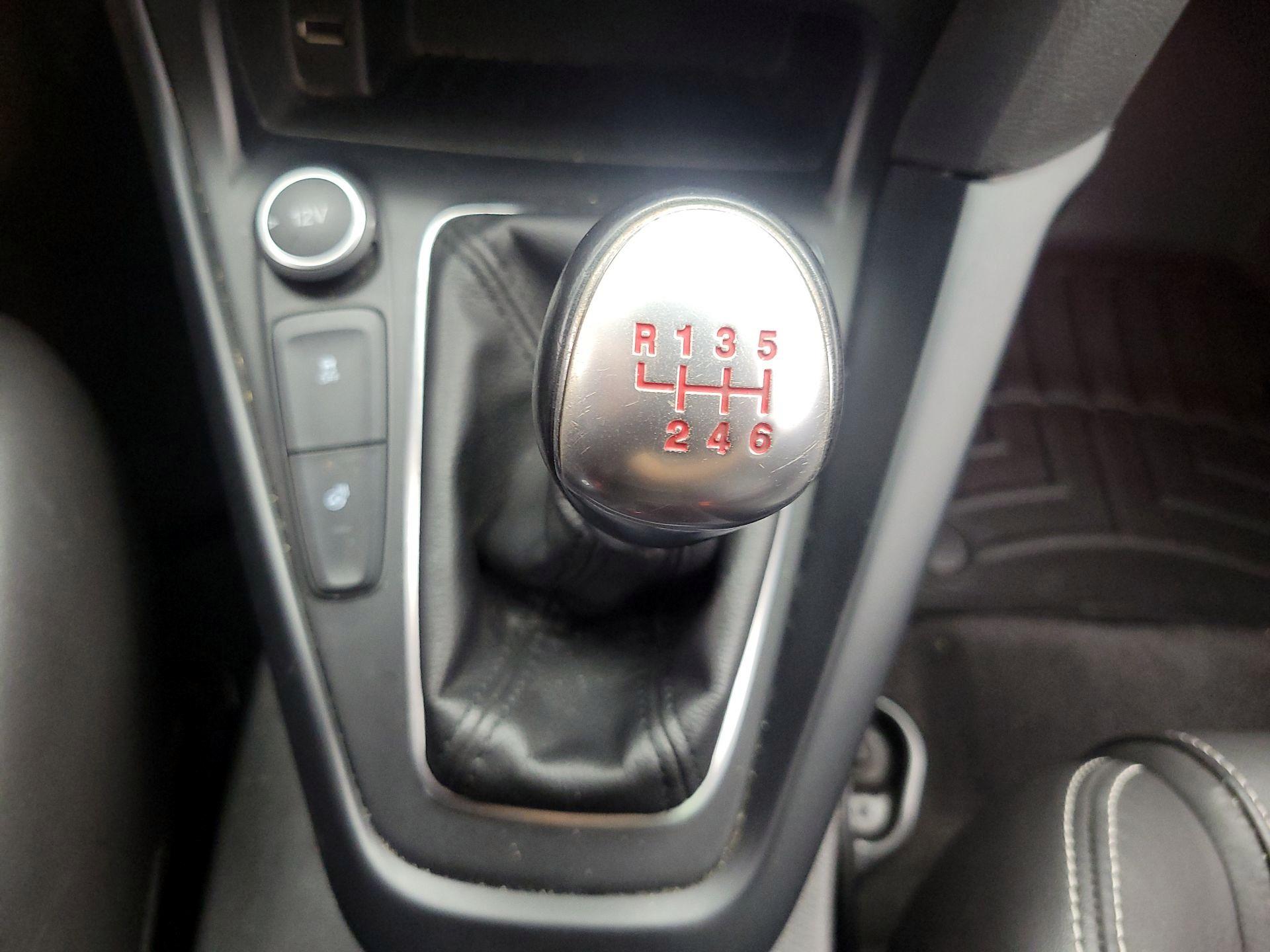Thumbnail: 2015 Ford Focus - 17