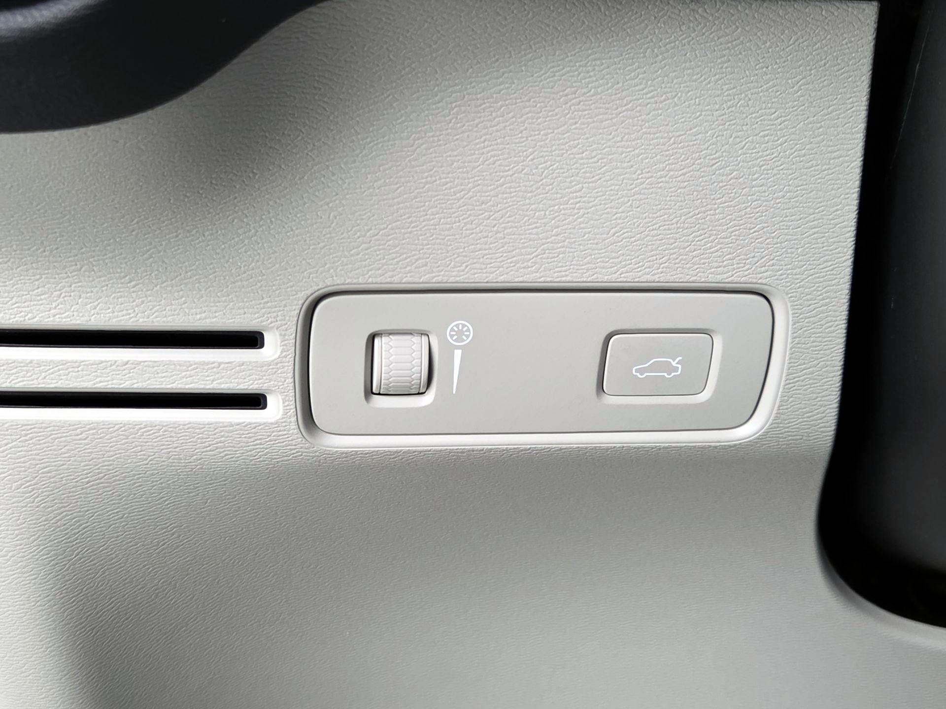 Thumbnail: 2021 Volvo XC40 - 13