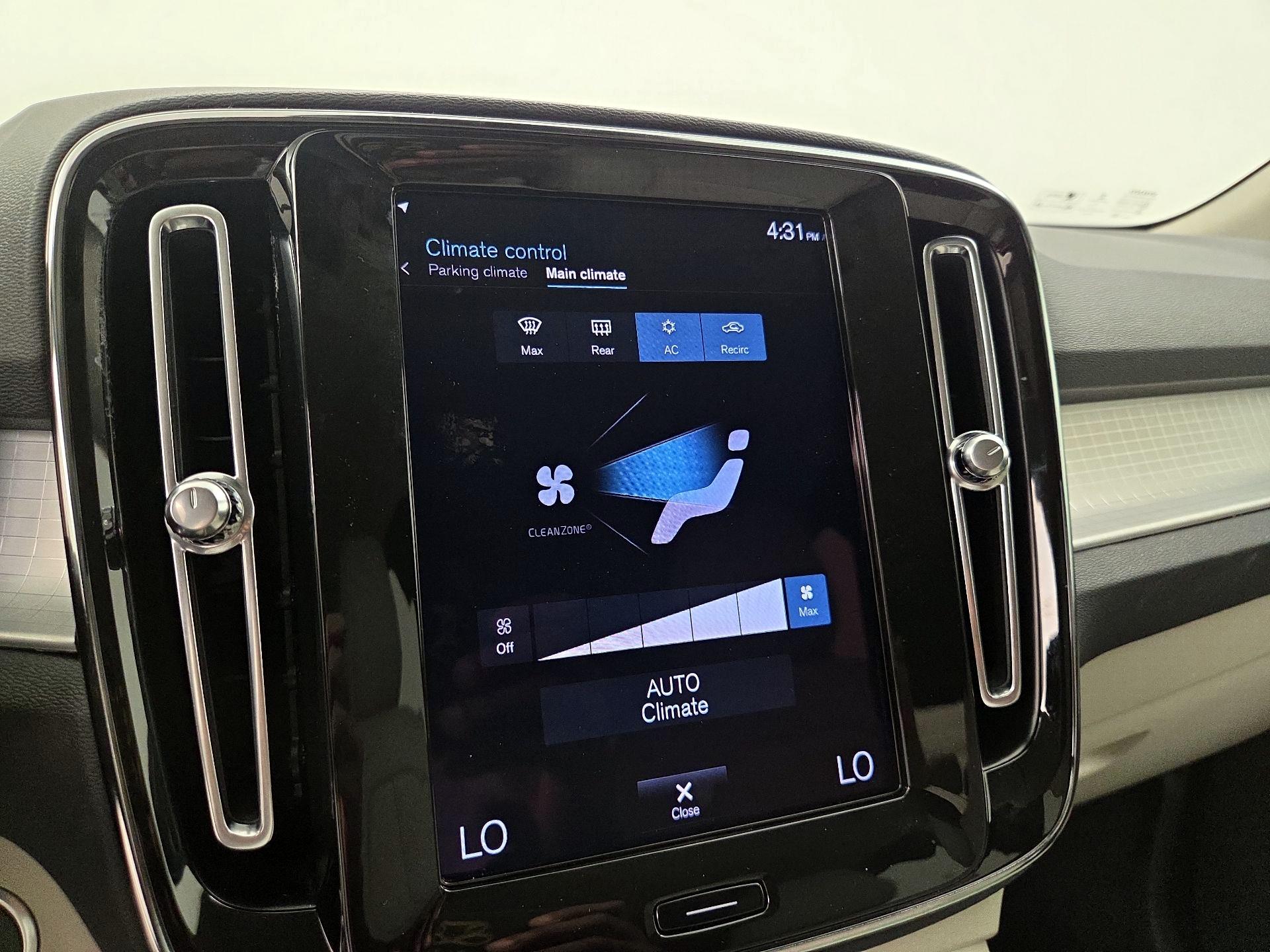 Thumbnail: 2021 Volvo XC40 - 17