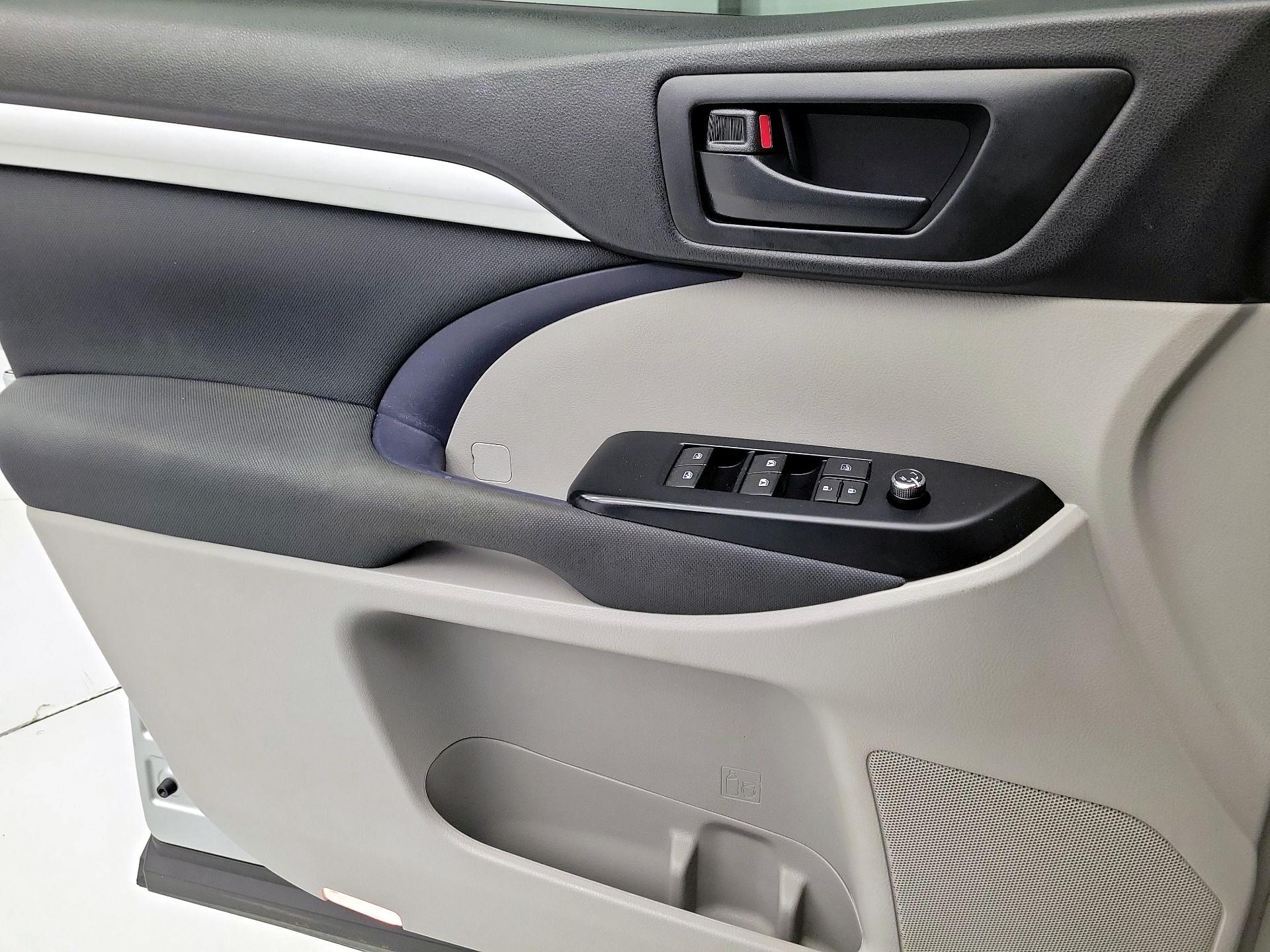 Thumbnail: 2019 Toyota Highlander - 12