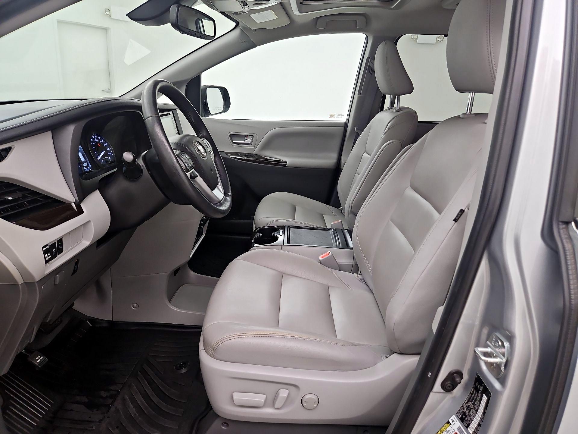 Thumbnail: 2020 Toyota Sienna - 9