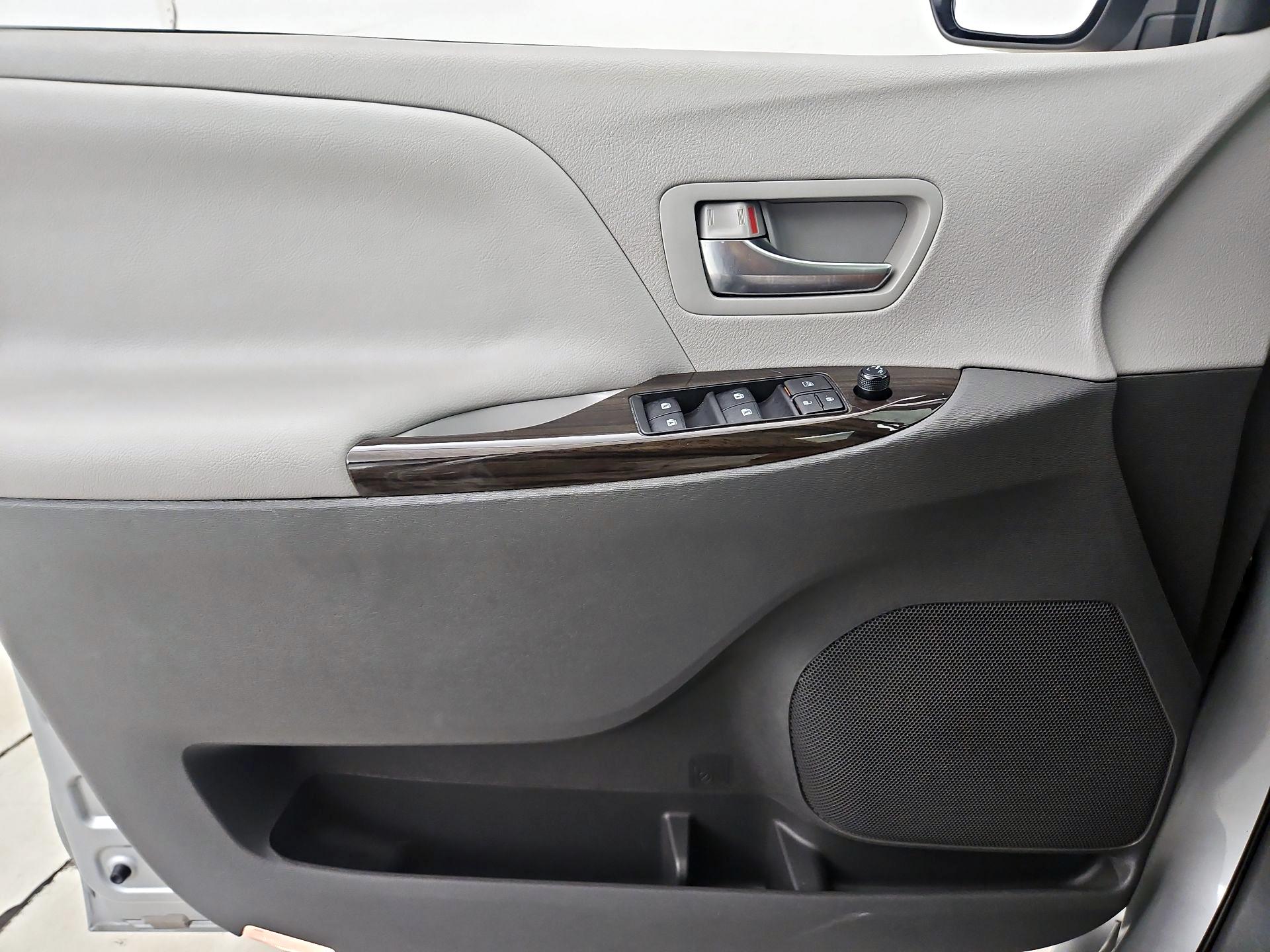 Thumbnail: 2020 Toyota Sienna - 10