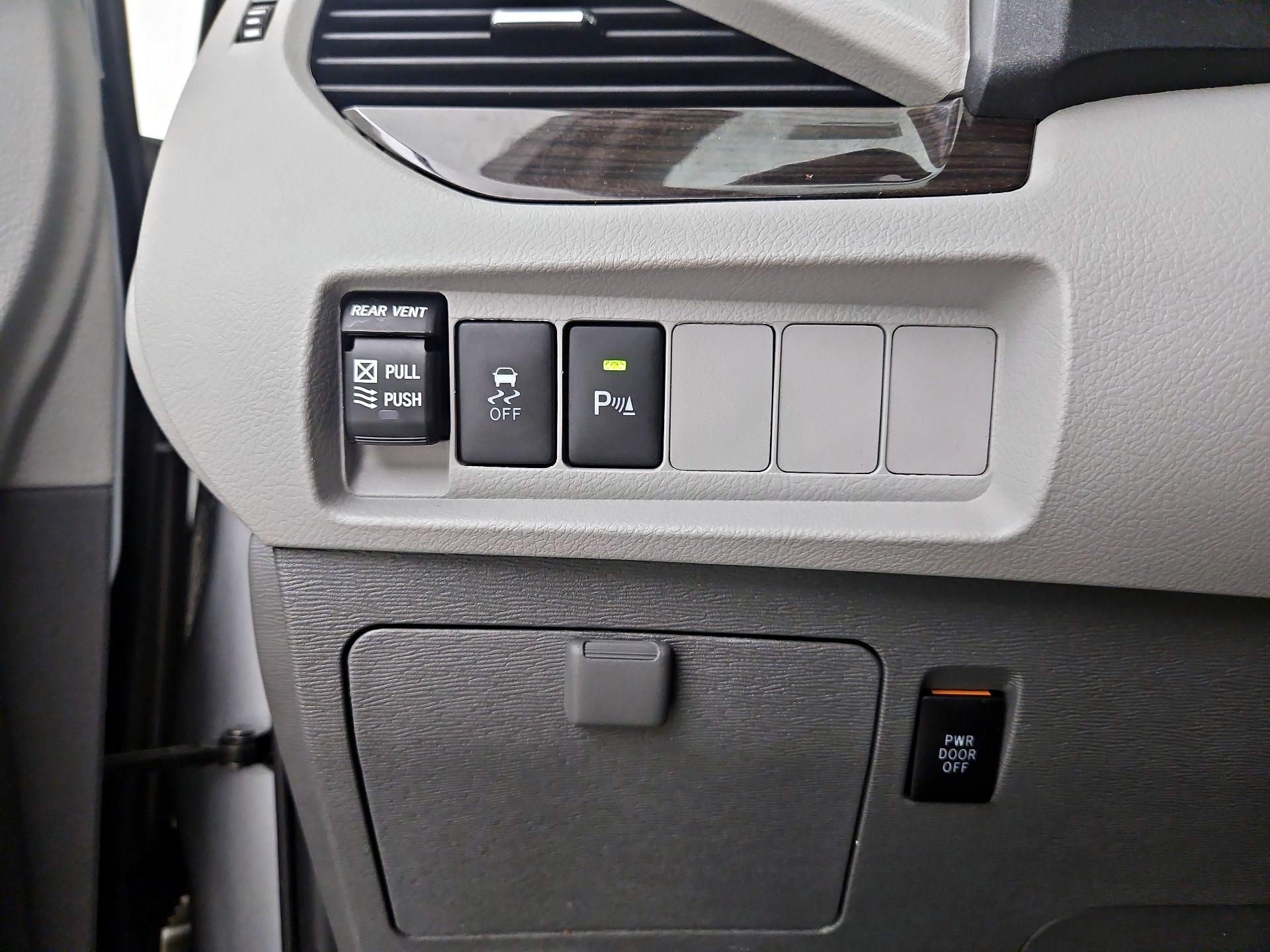 Thumbnail: 2020 Toyota Sienna - 11