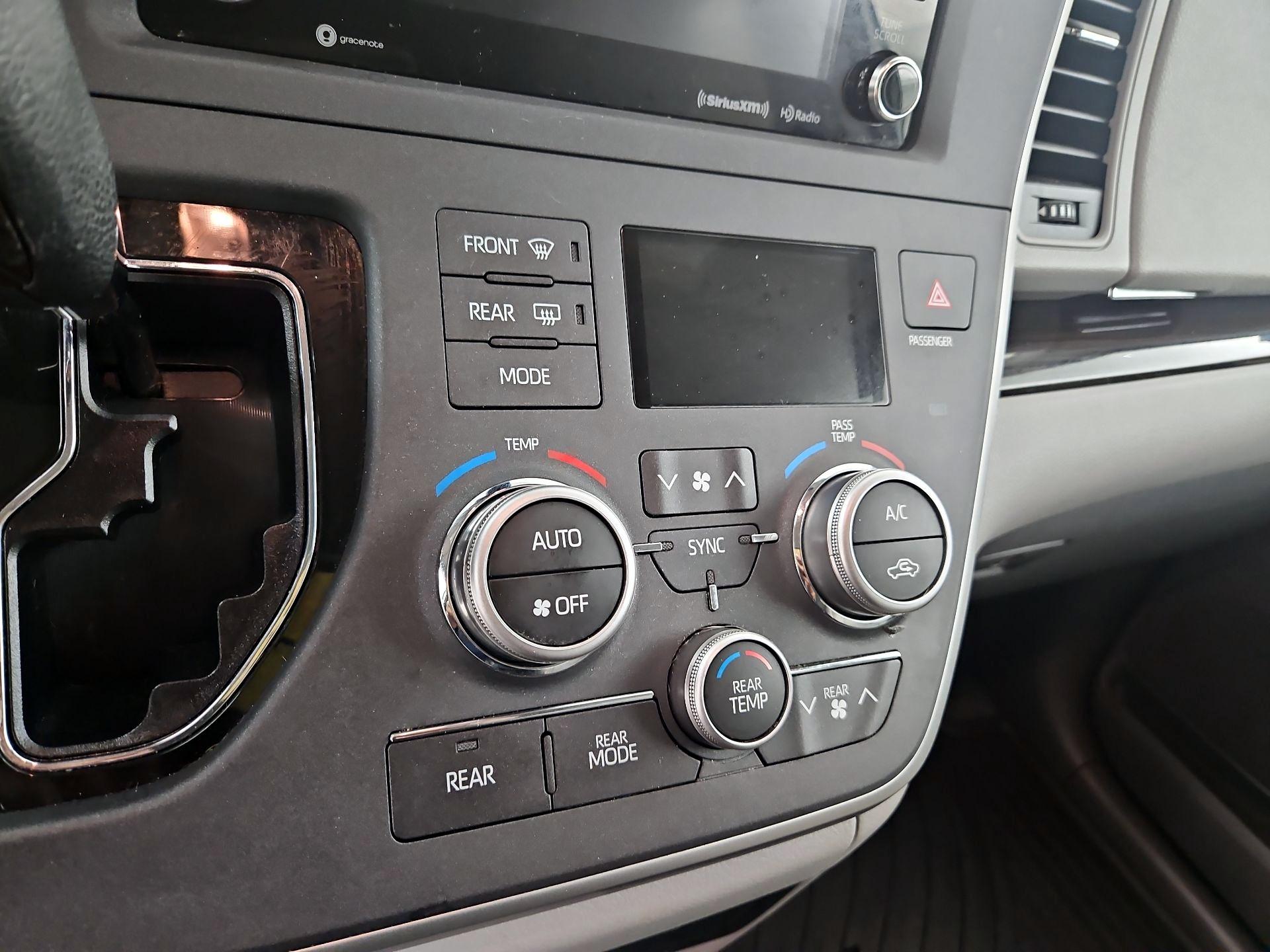 Thumbnail: 2020 Toyota Sienna - 14