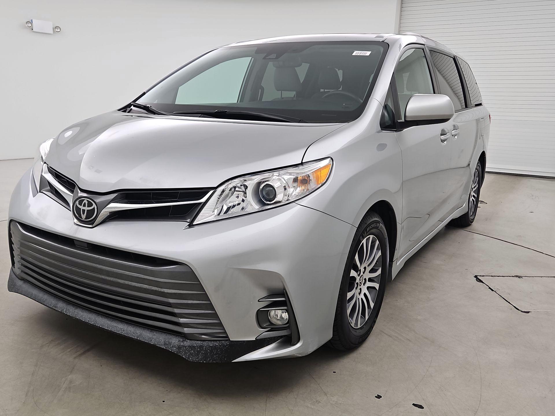 Thumbnail: 2020 Toyota Sienna - 3