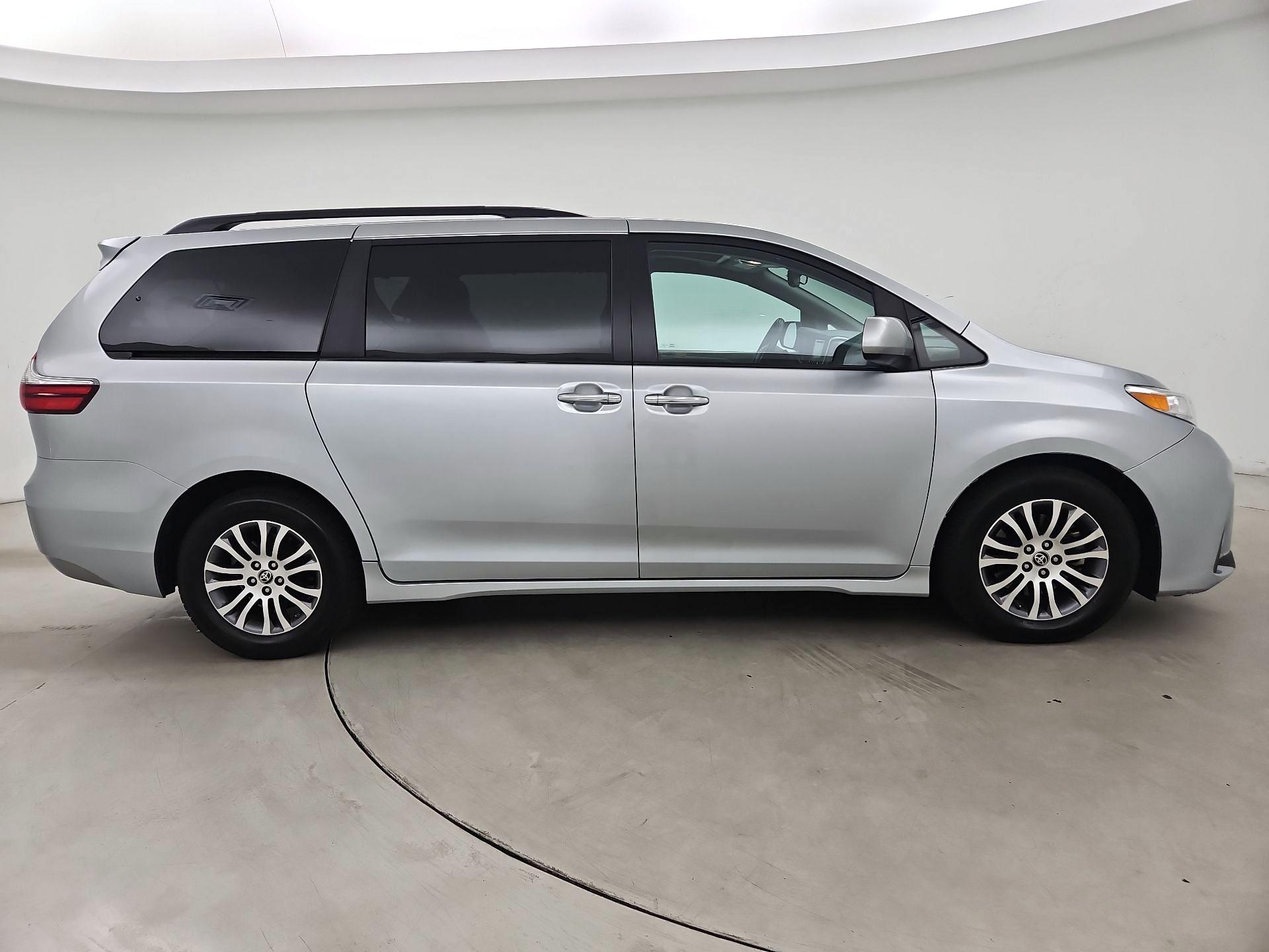 Thumbnail: 2020 Toyota Sienna - 4