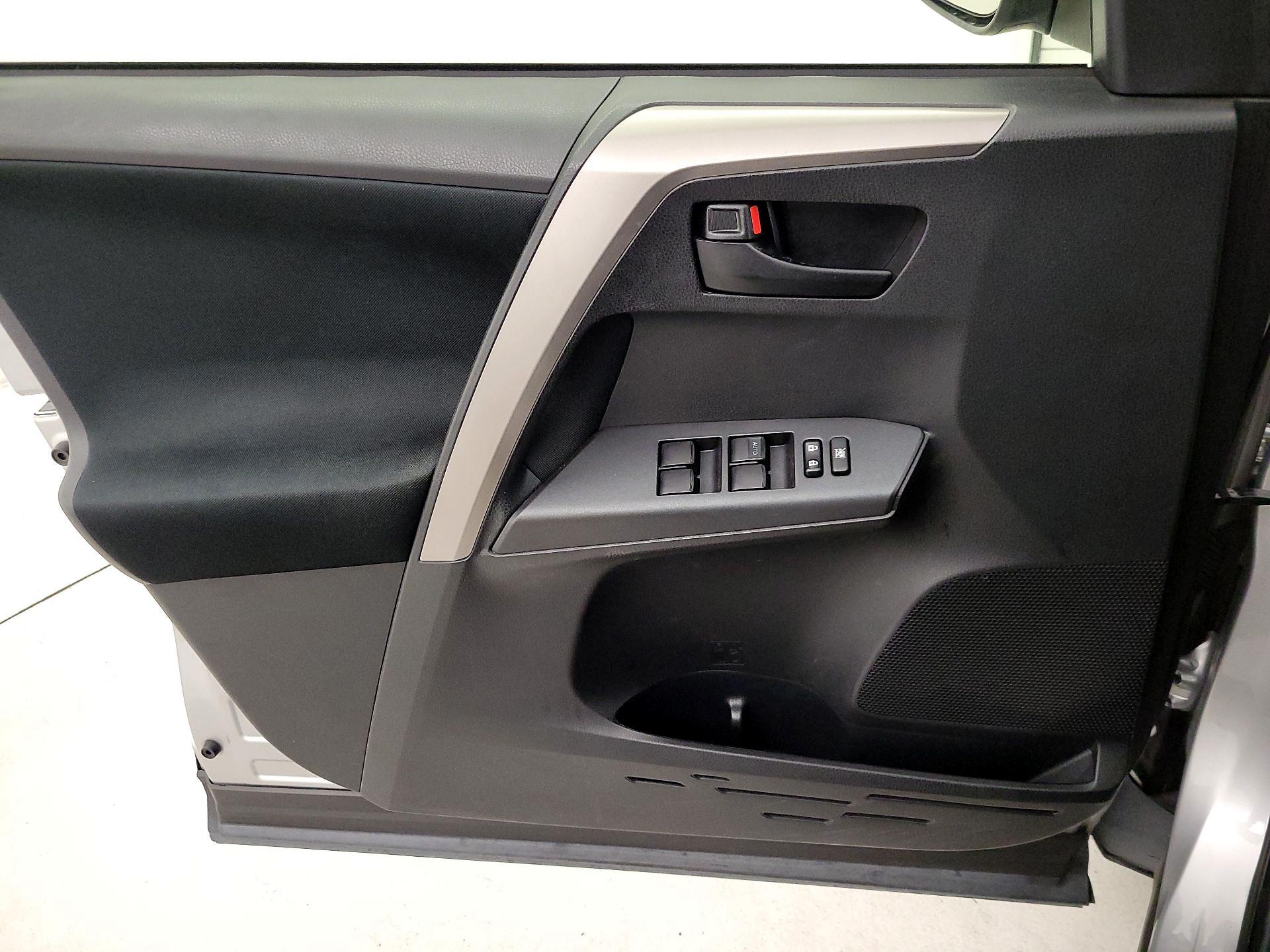 Thumbnail: 2018 Toyota RAV4 - 12