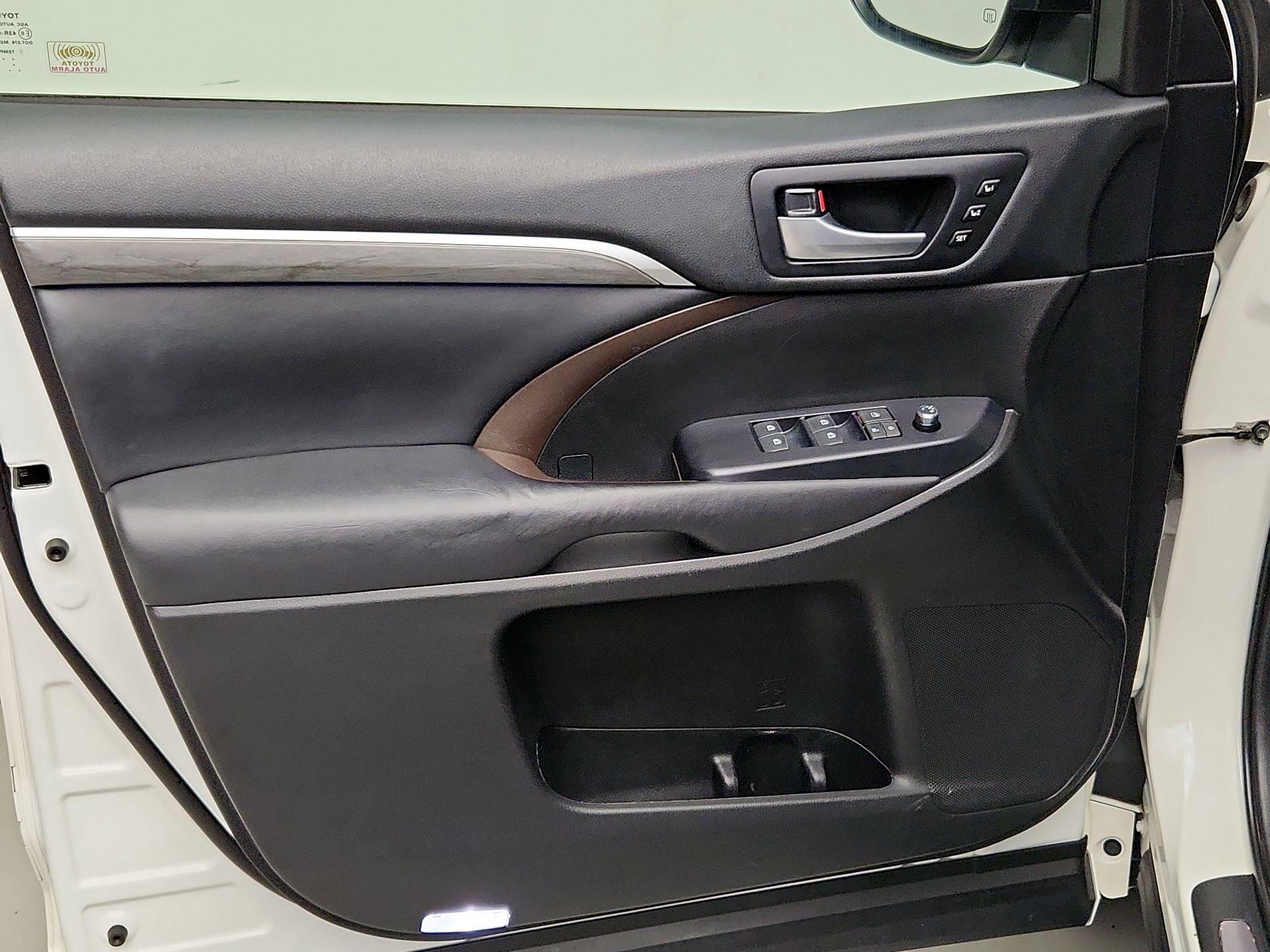Thumbnail: 2017 Toyota Highlander - 12