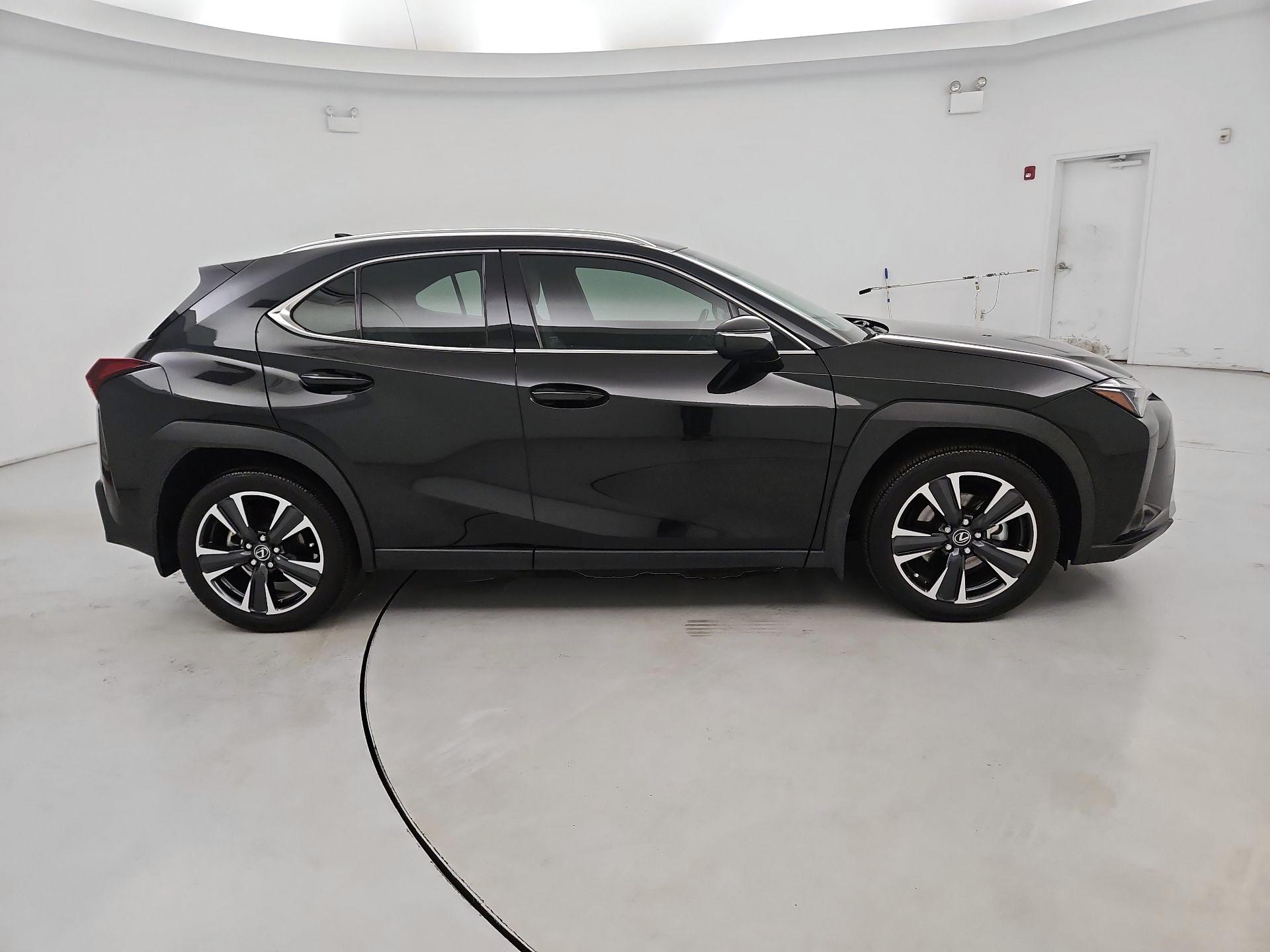 Thumbnail: 2025 Lexus UX - 4