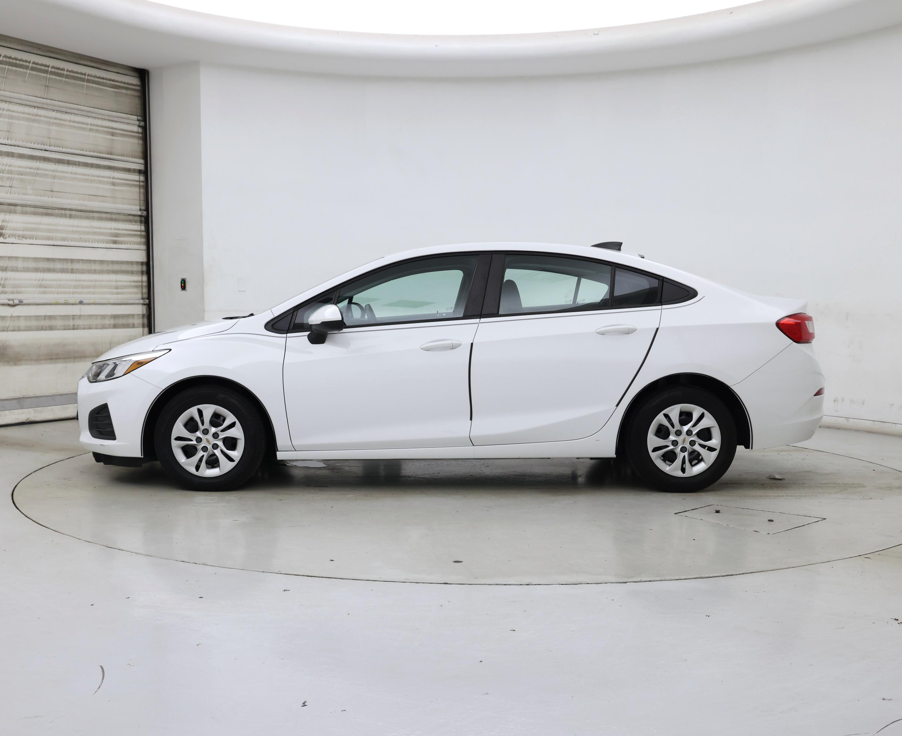 Thumbnail: 2019 Chevrolet Cruze - 3