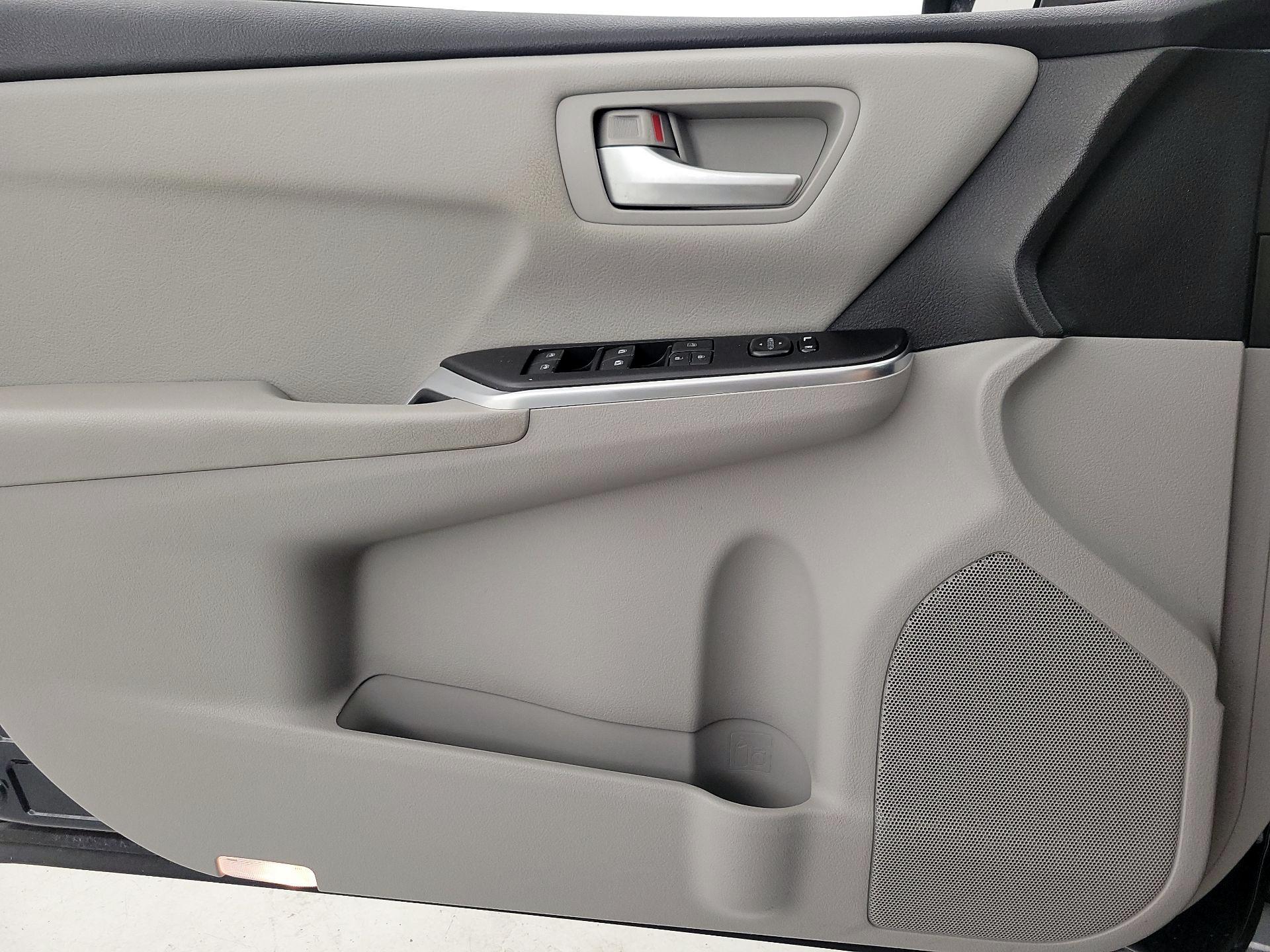 Thumbnail: 2016 Toyota Camry - 12