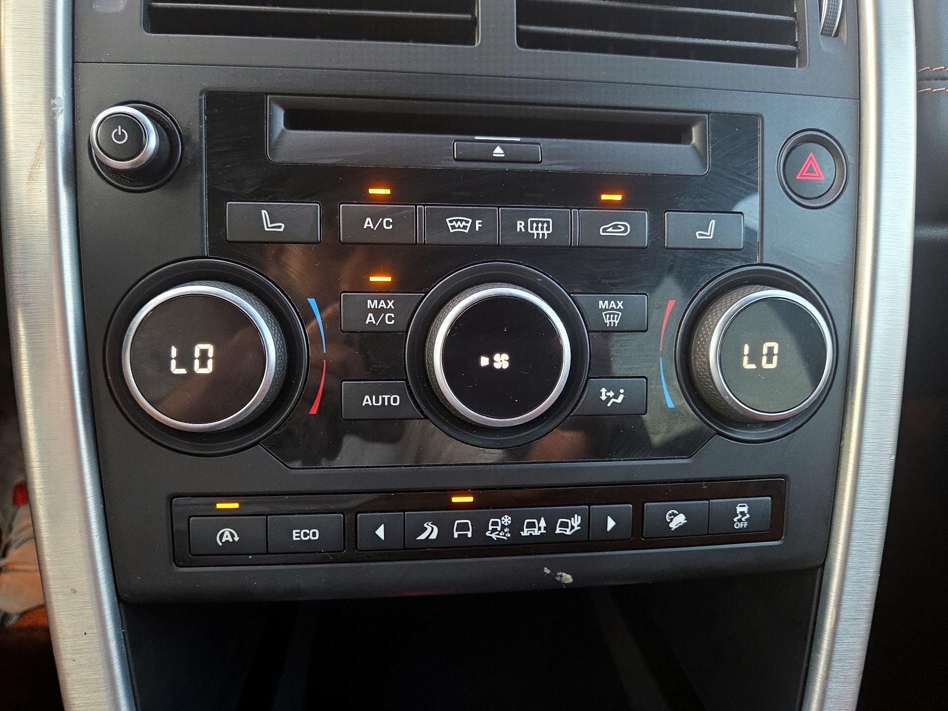 Thumbnail: 2017 Land Rover Discovery Sport - 16