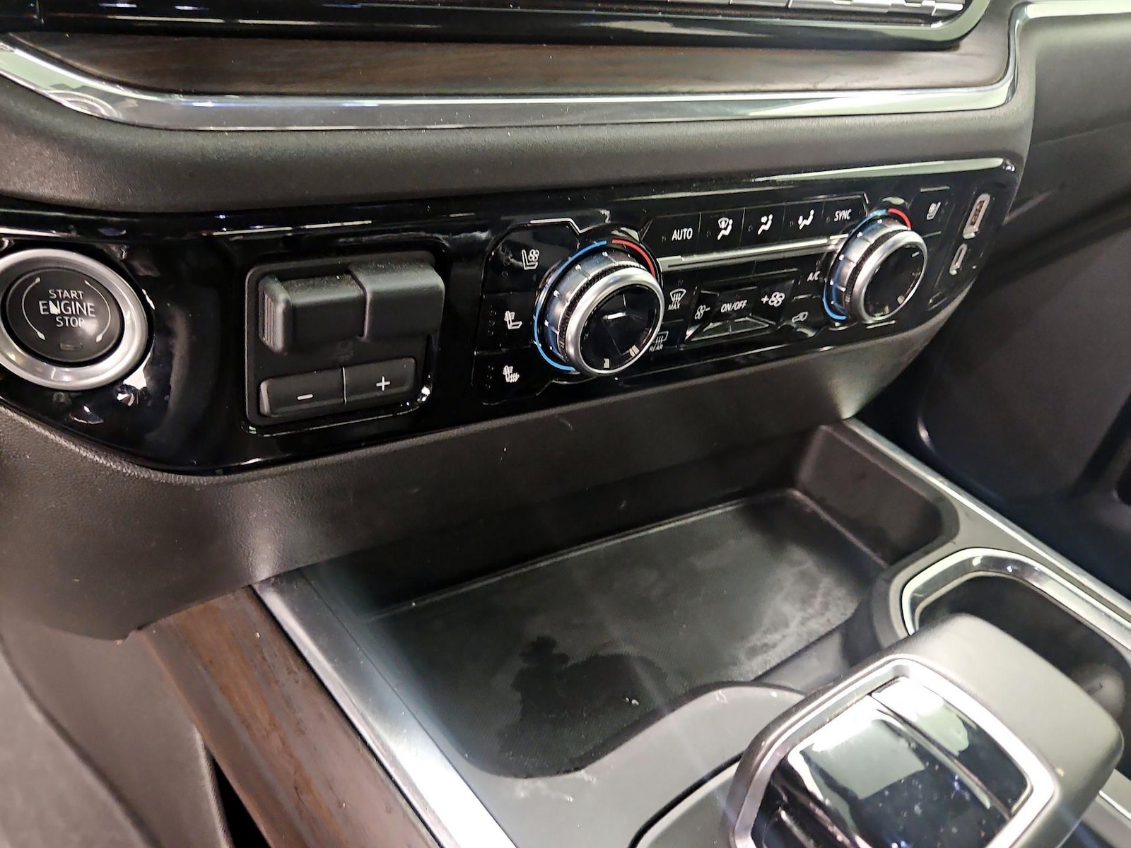 2024 GMC Sierra 1500 SLT - Photo 18