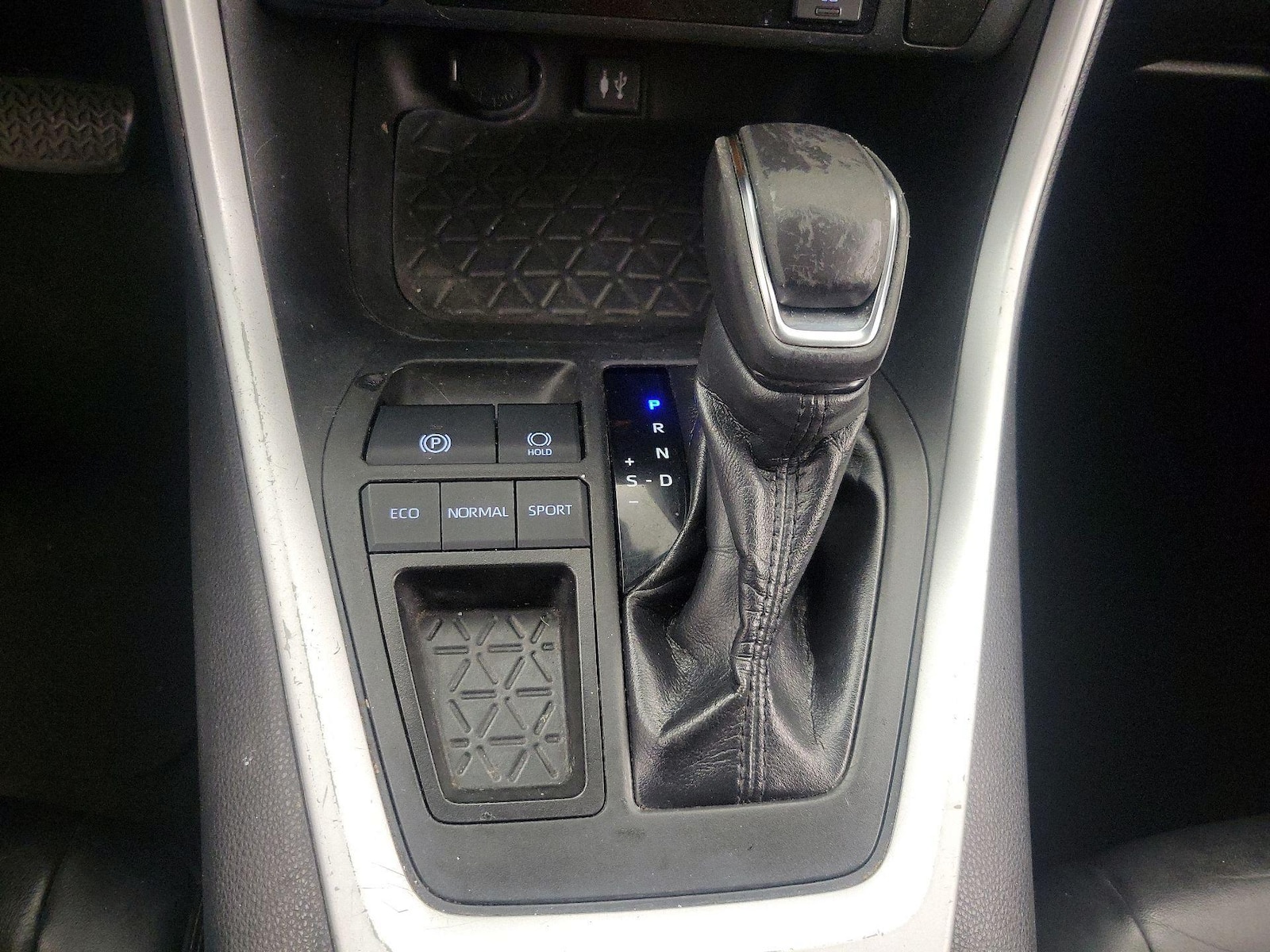 2019 Toyota RAV4 XLE Premium - Photo 18