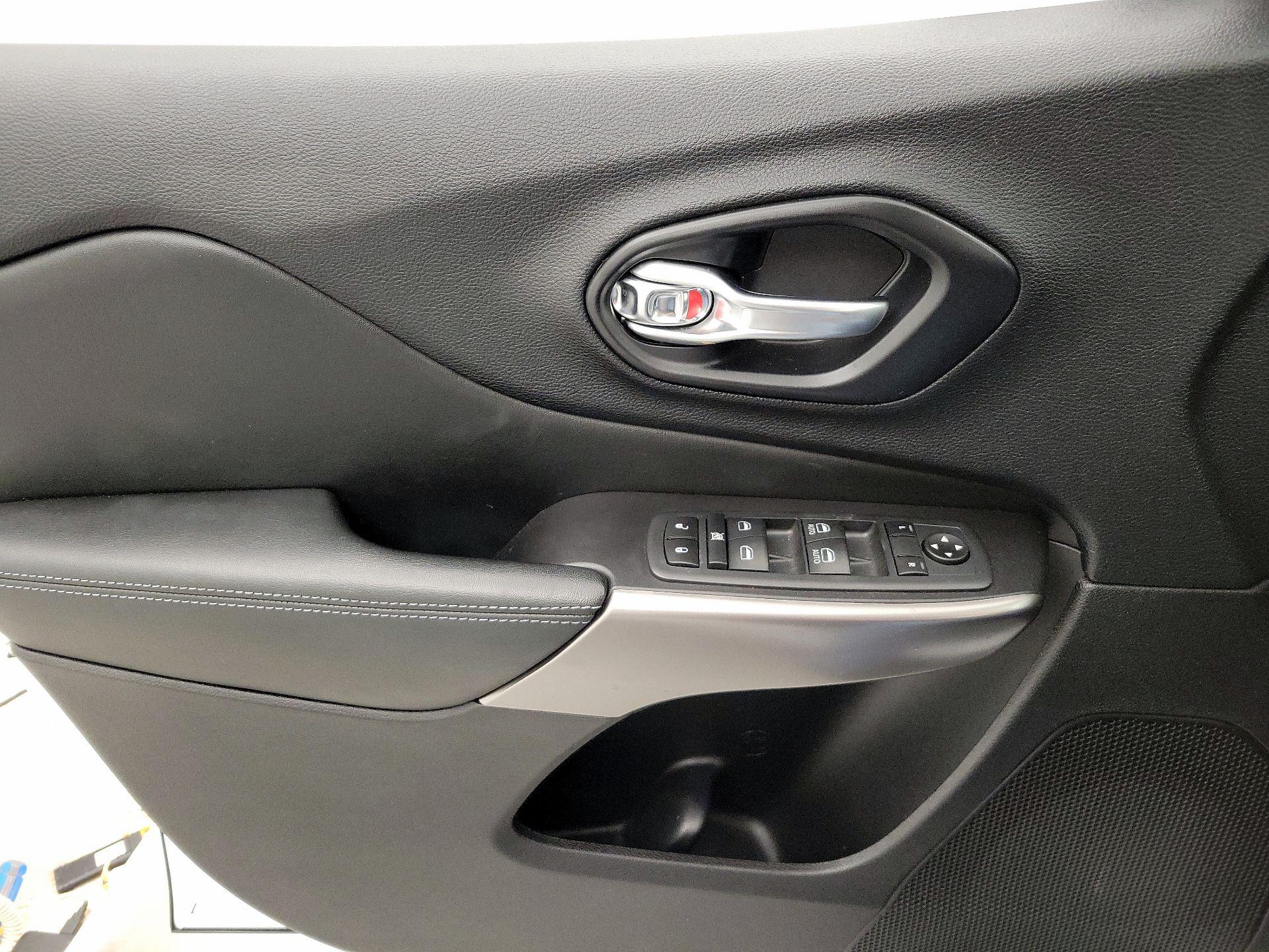 Thumbnail: 2020 Jeep Cherokee - 12