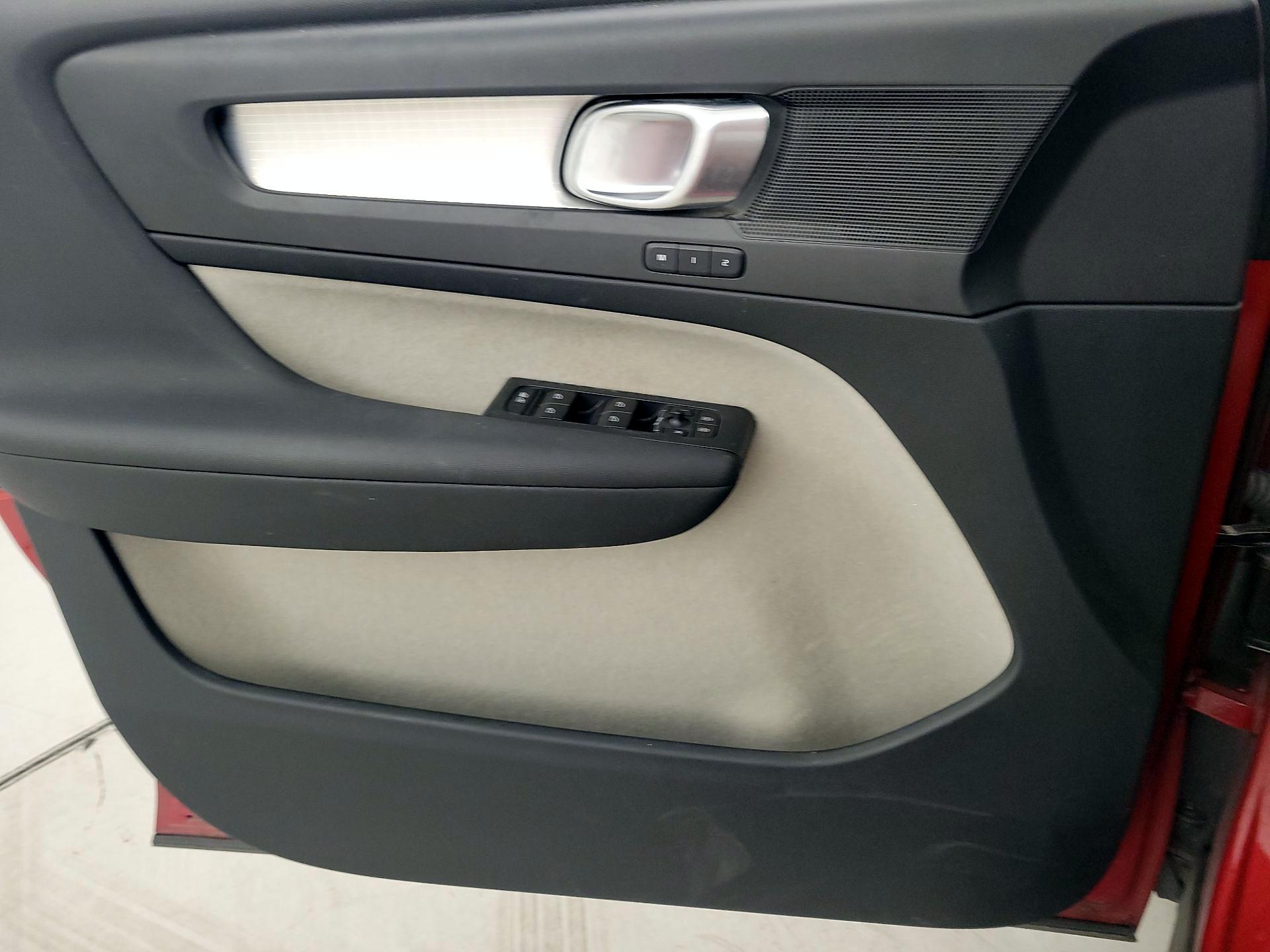 Thumbnail: 2020 Volvo XC40 - 12