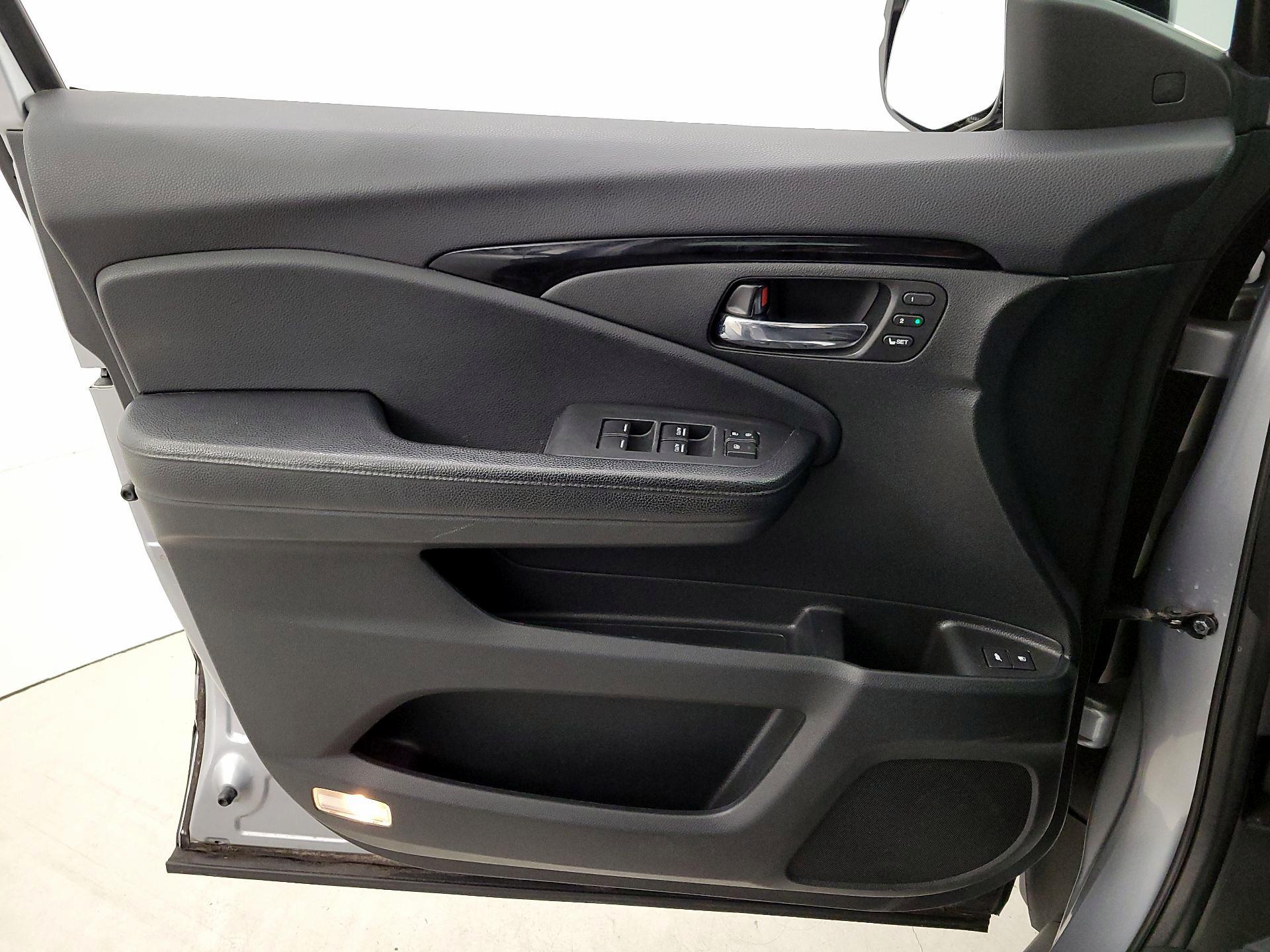 Thumbnail: 2017 Honda Pilot - 12