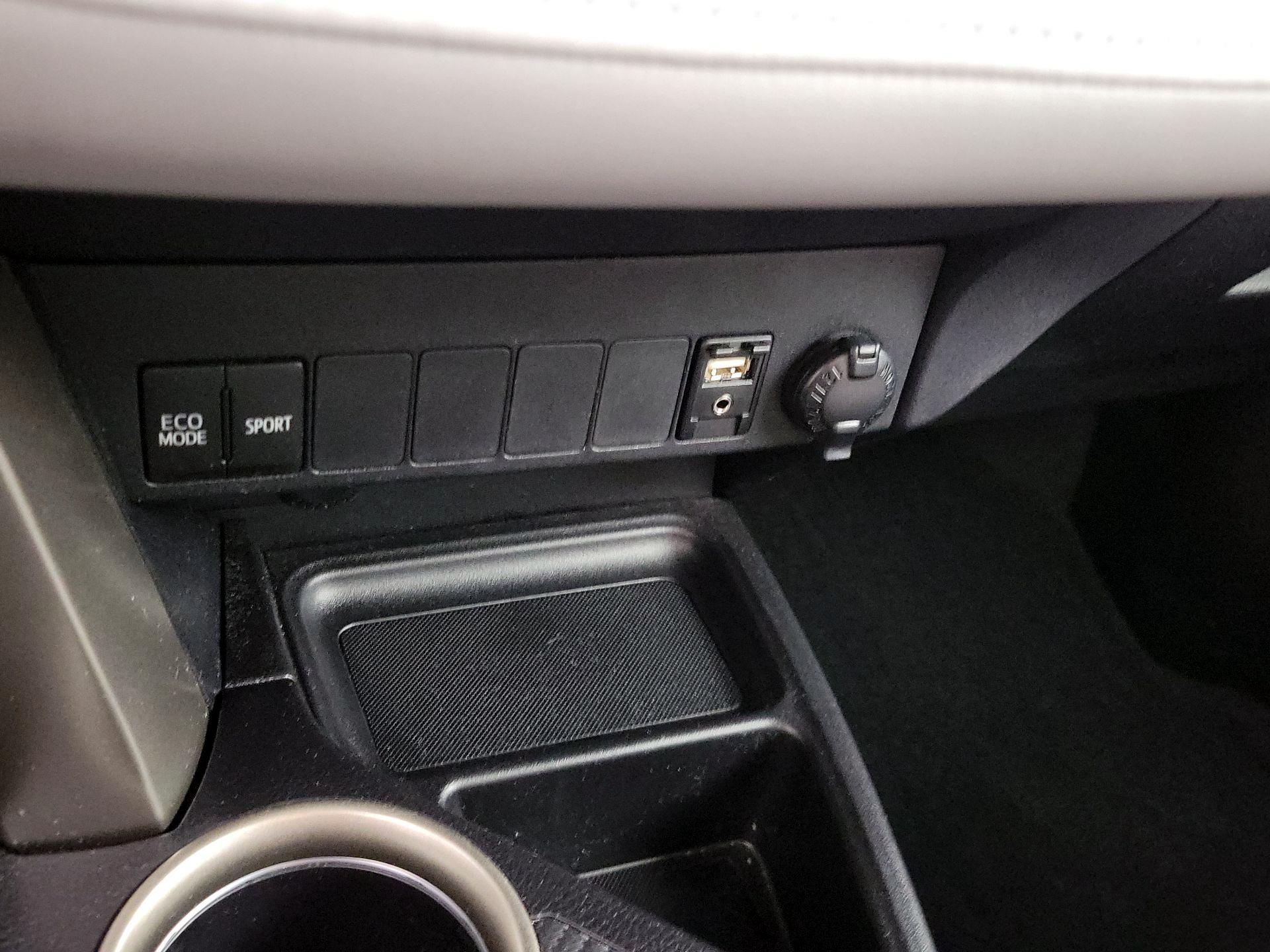 Thumbnail: 2015 Toyota RAV4 - 18