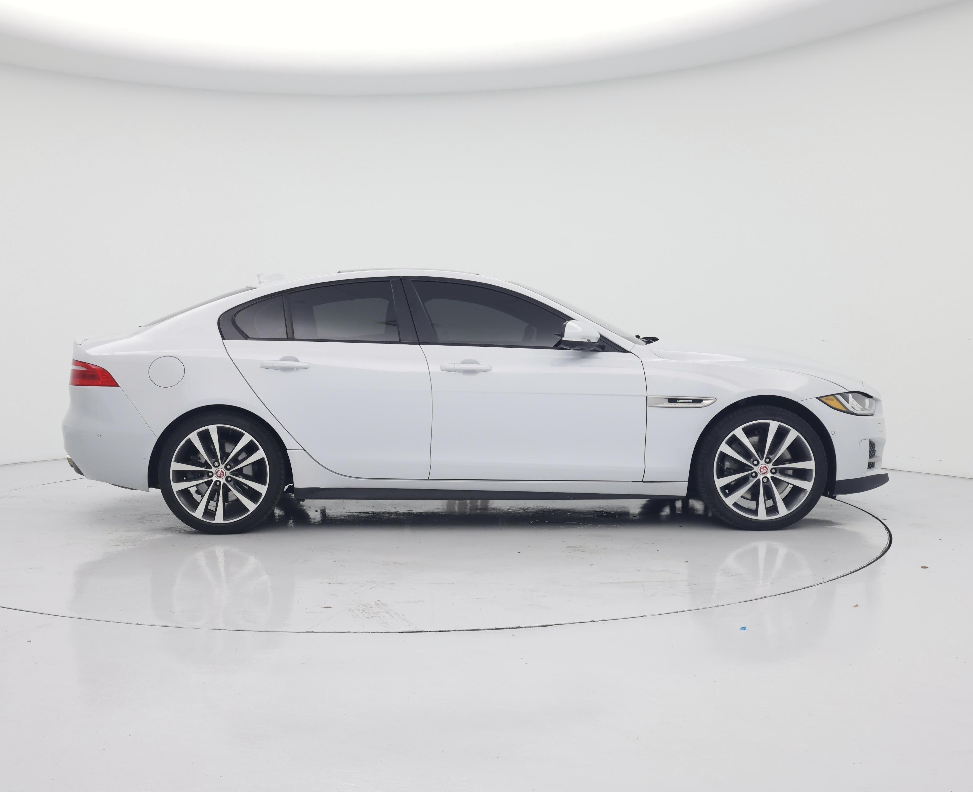 Thumbnail: 2017 Jaguar XE - 7
