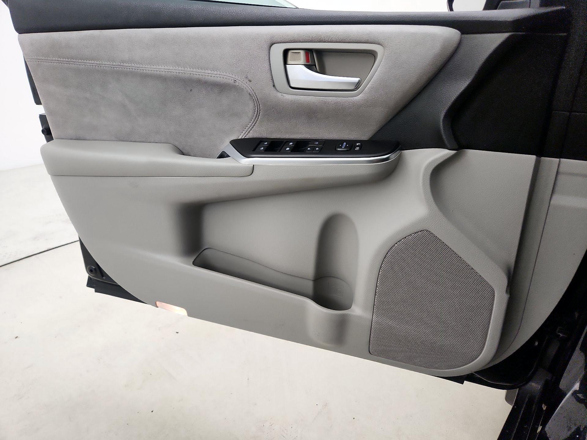 Thumbnail: 2016 Toyota Camry - 12