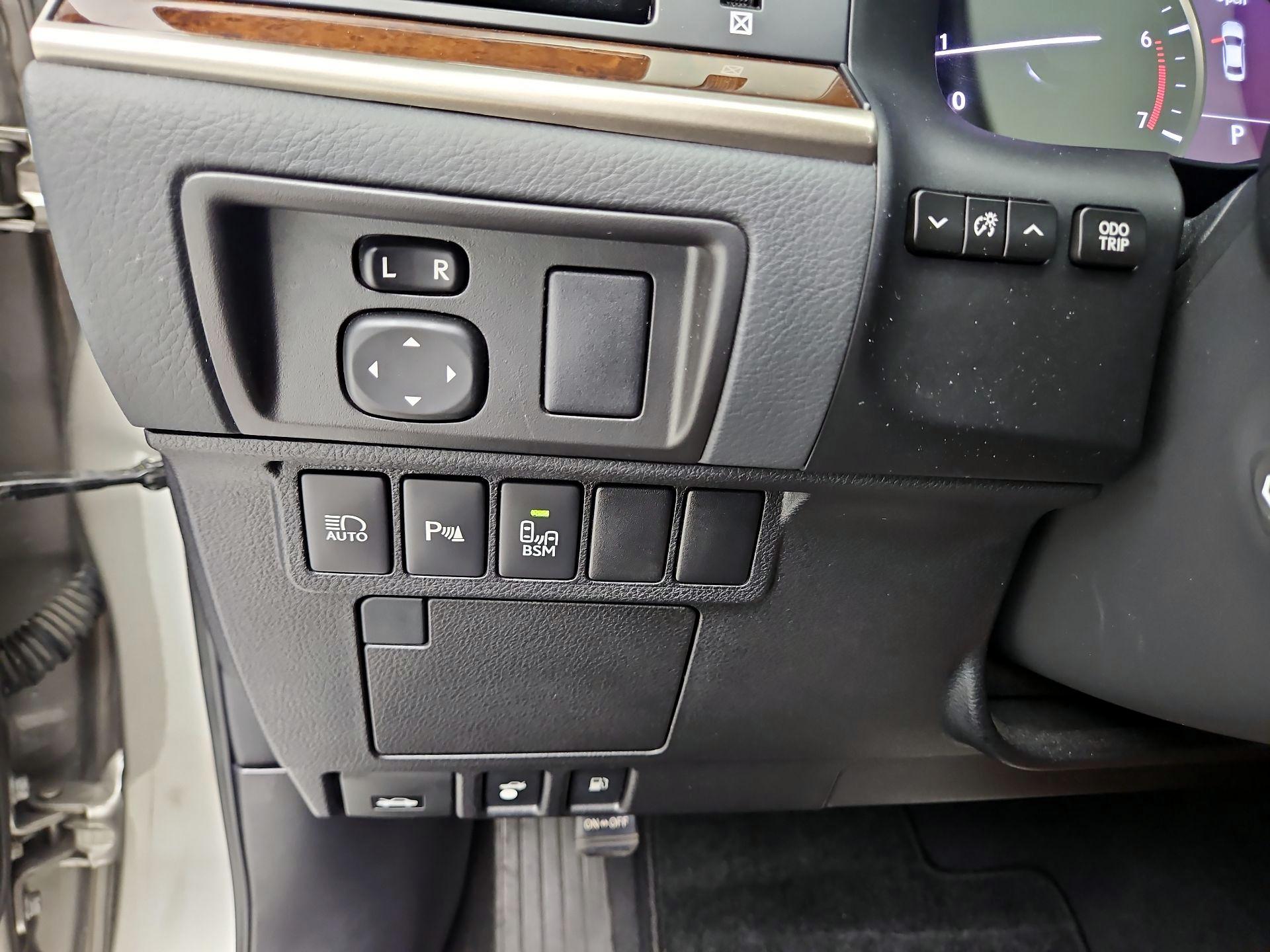 Thumbnail: 2018 Lexus ES - 13