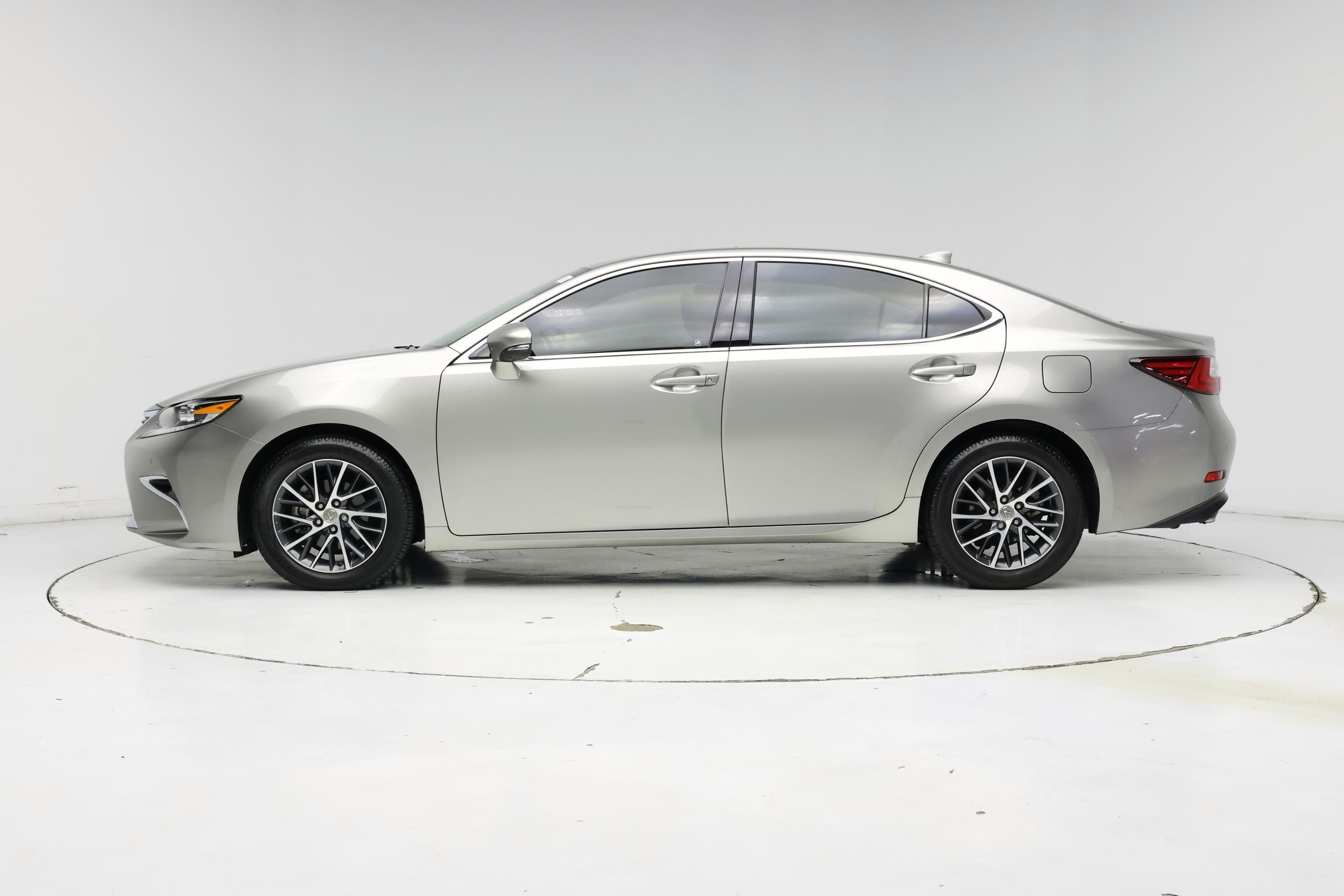 Thumbnail: 2018 Lexus ES - 3