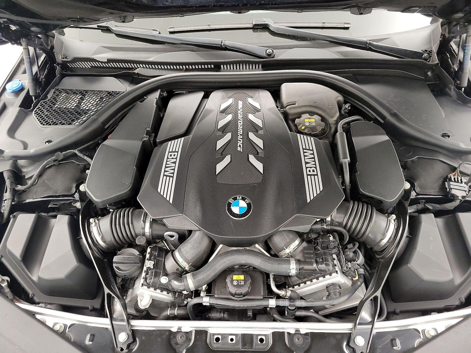 2022 BMW 8 Series M850i - Photo 24