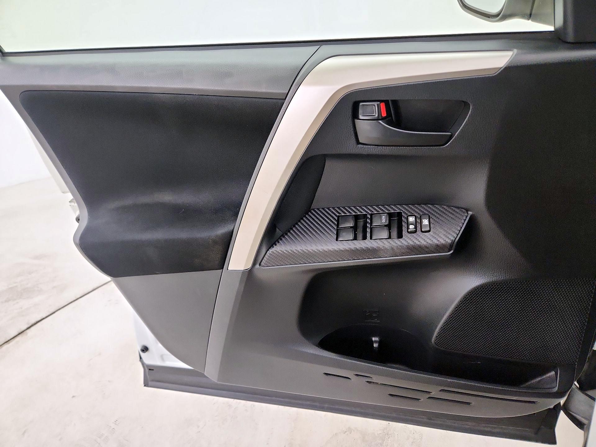 Thumbnail: 2015 Toyota RAV4 - 12