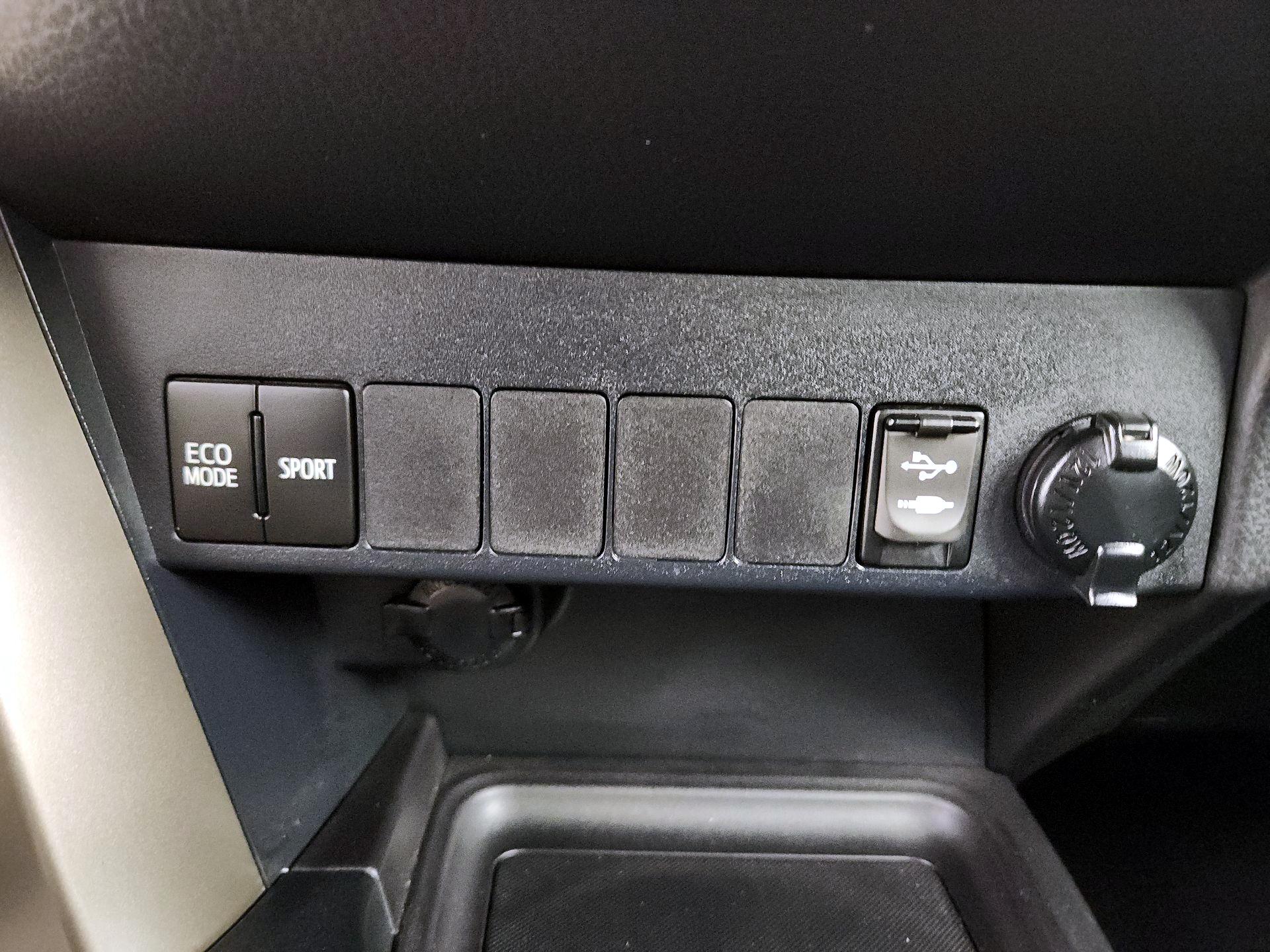 Thumbnail: 2015 Toyota RAV4 - 18