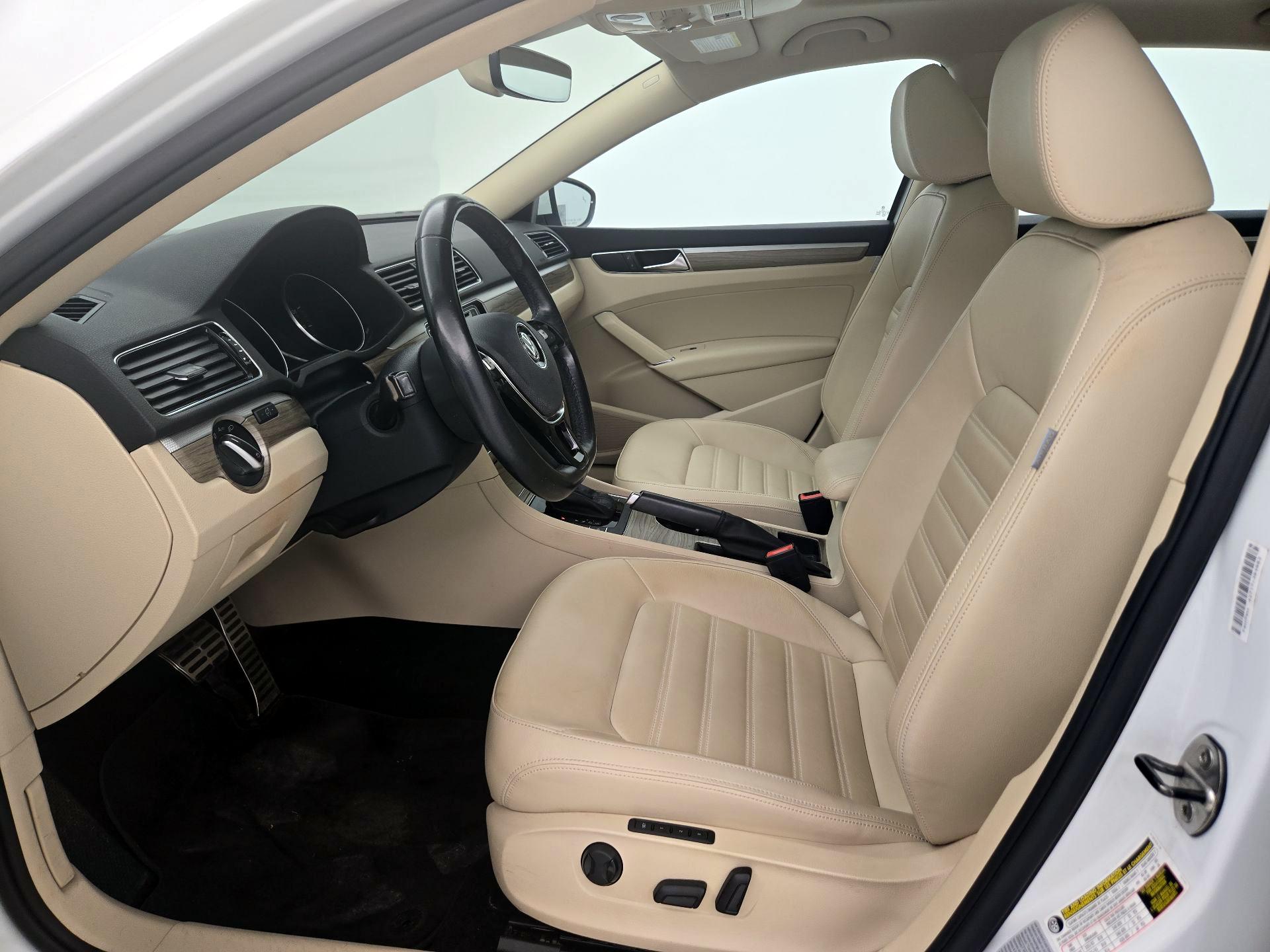 Thumbnail: 2017 Volkswagen Passat - 11