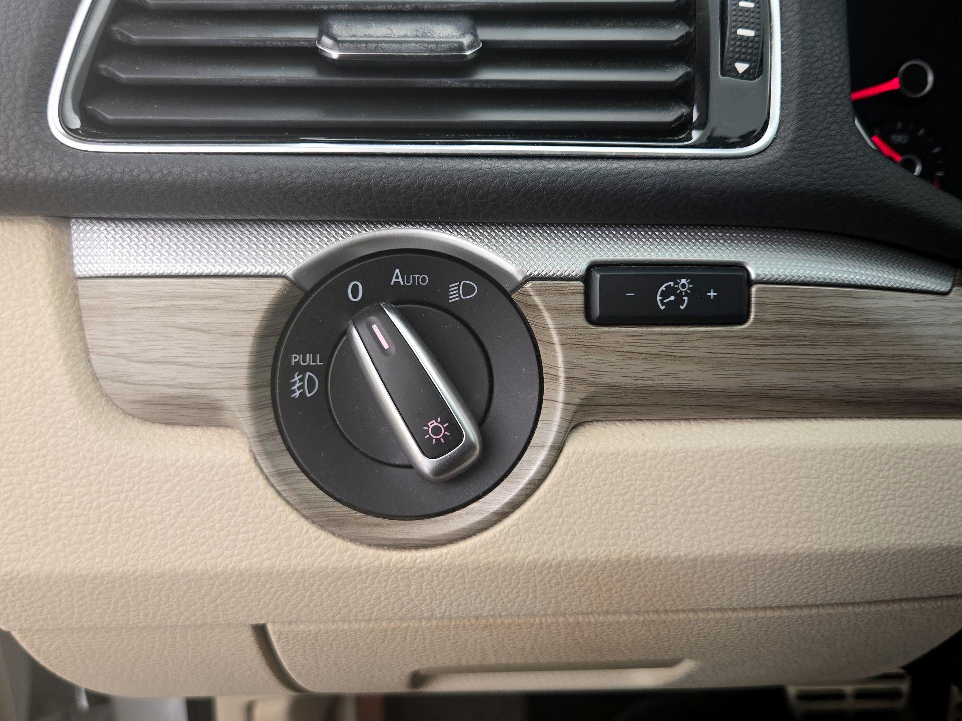 Thumbnail: 2017 Volkswagen Passat - 13