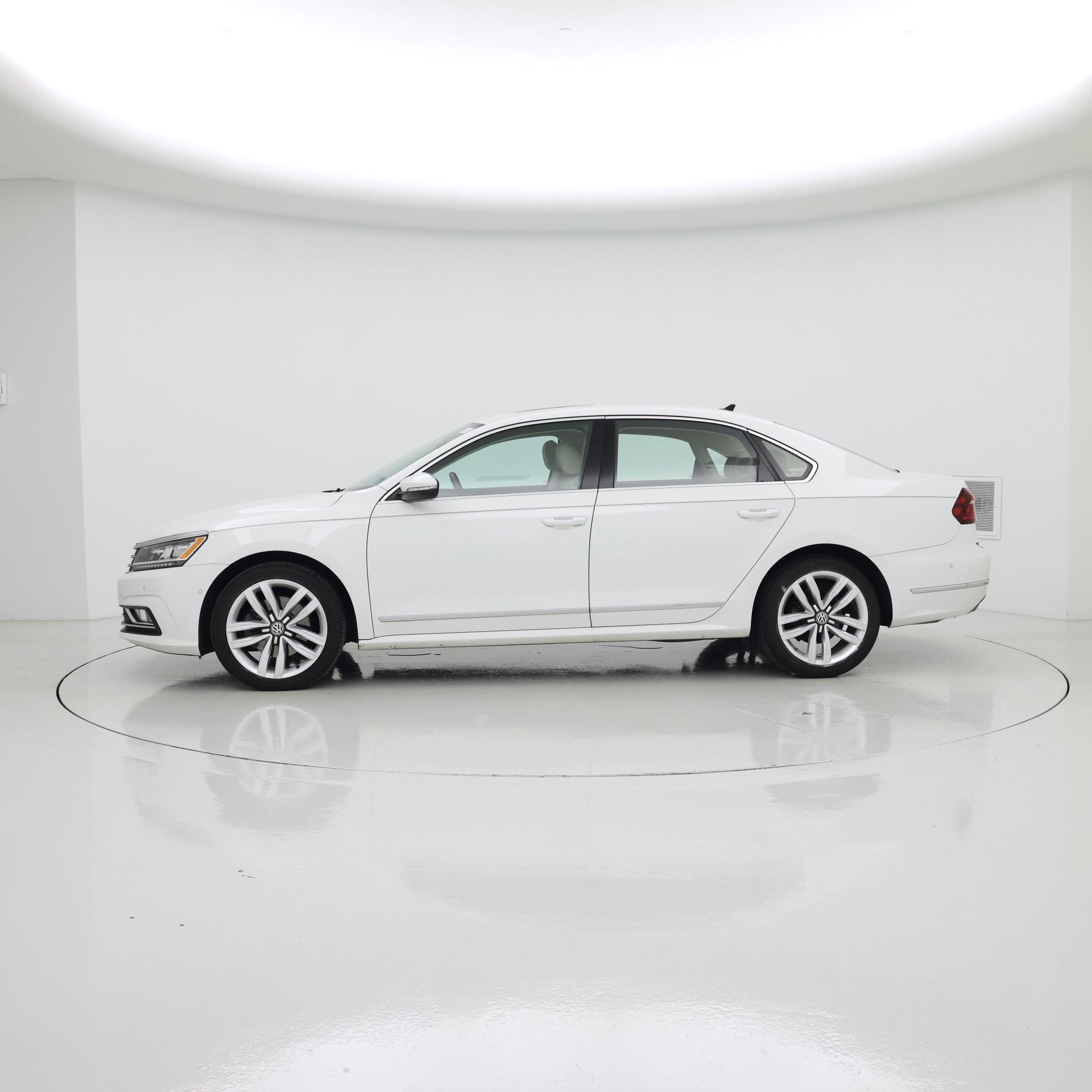 Thumbnail: 2017 Volkswagen Passat - 3