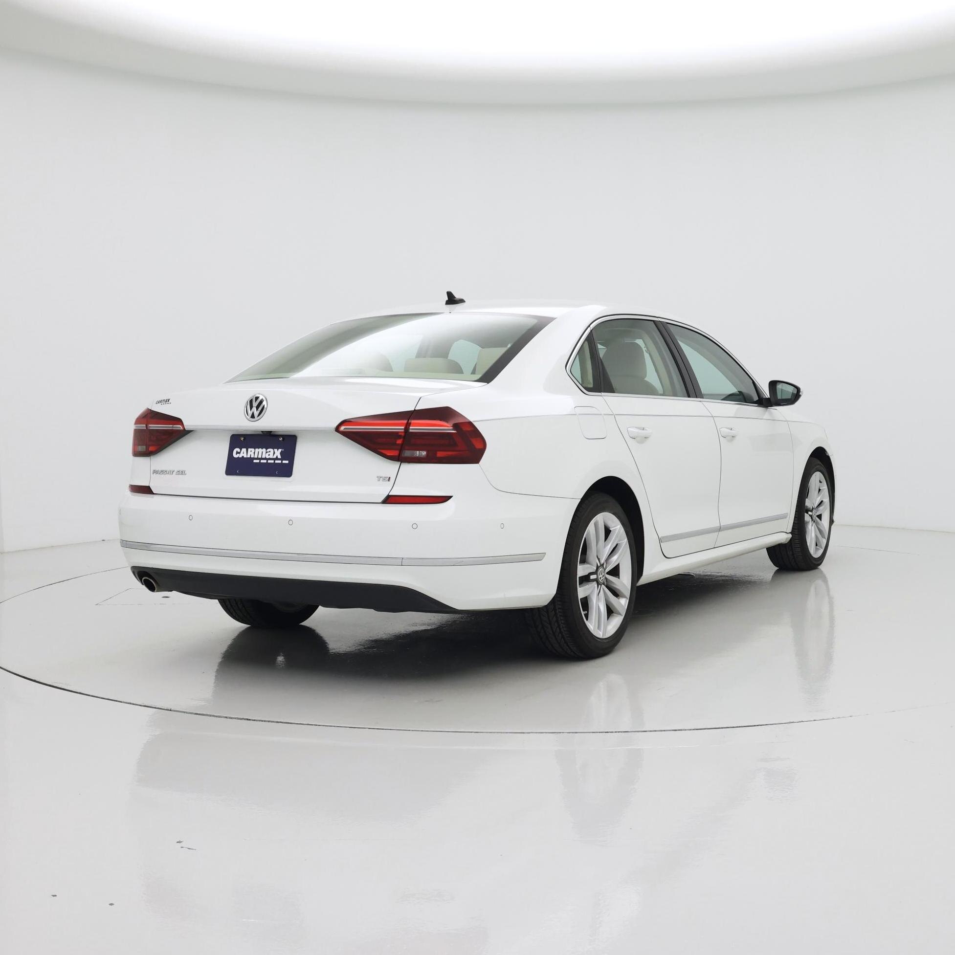 Thumbnail: 2017 Volkswagen Passat - 8