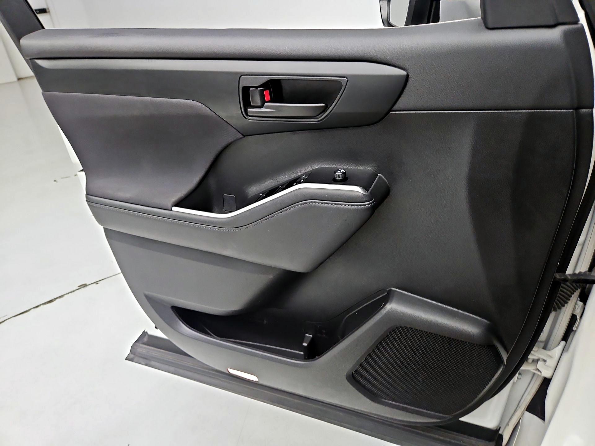 Thumbnail: 2023 Toyota Highlander - 12