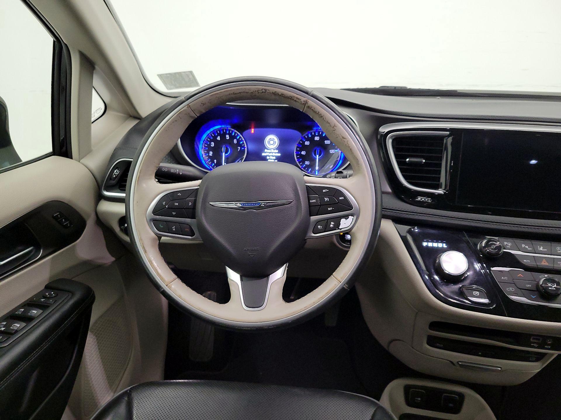 Thumbnail: 2019 Chrysler Pacifica - 10