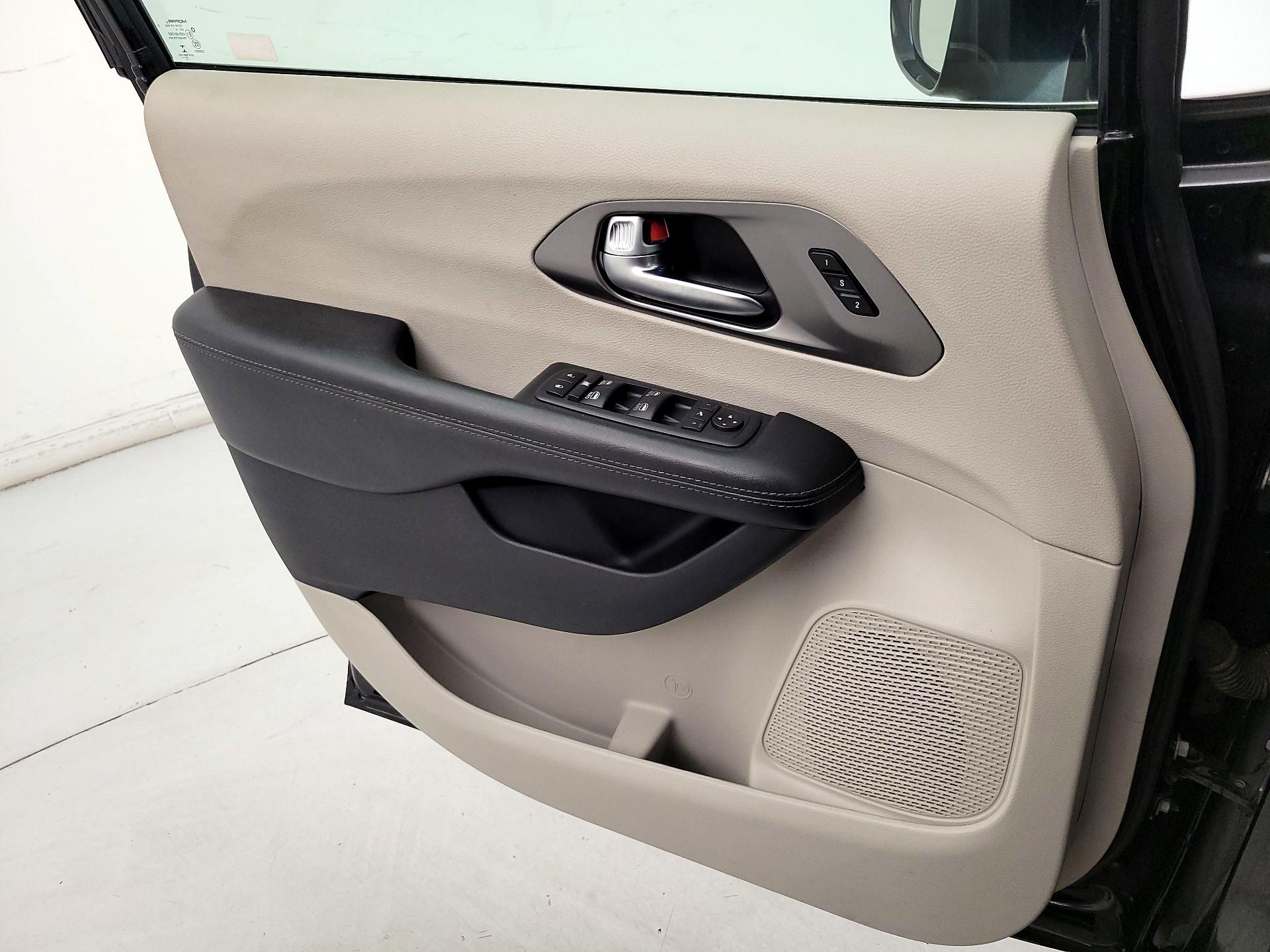 Thumbnail: 2019 Chrysler Pacifica - 12