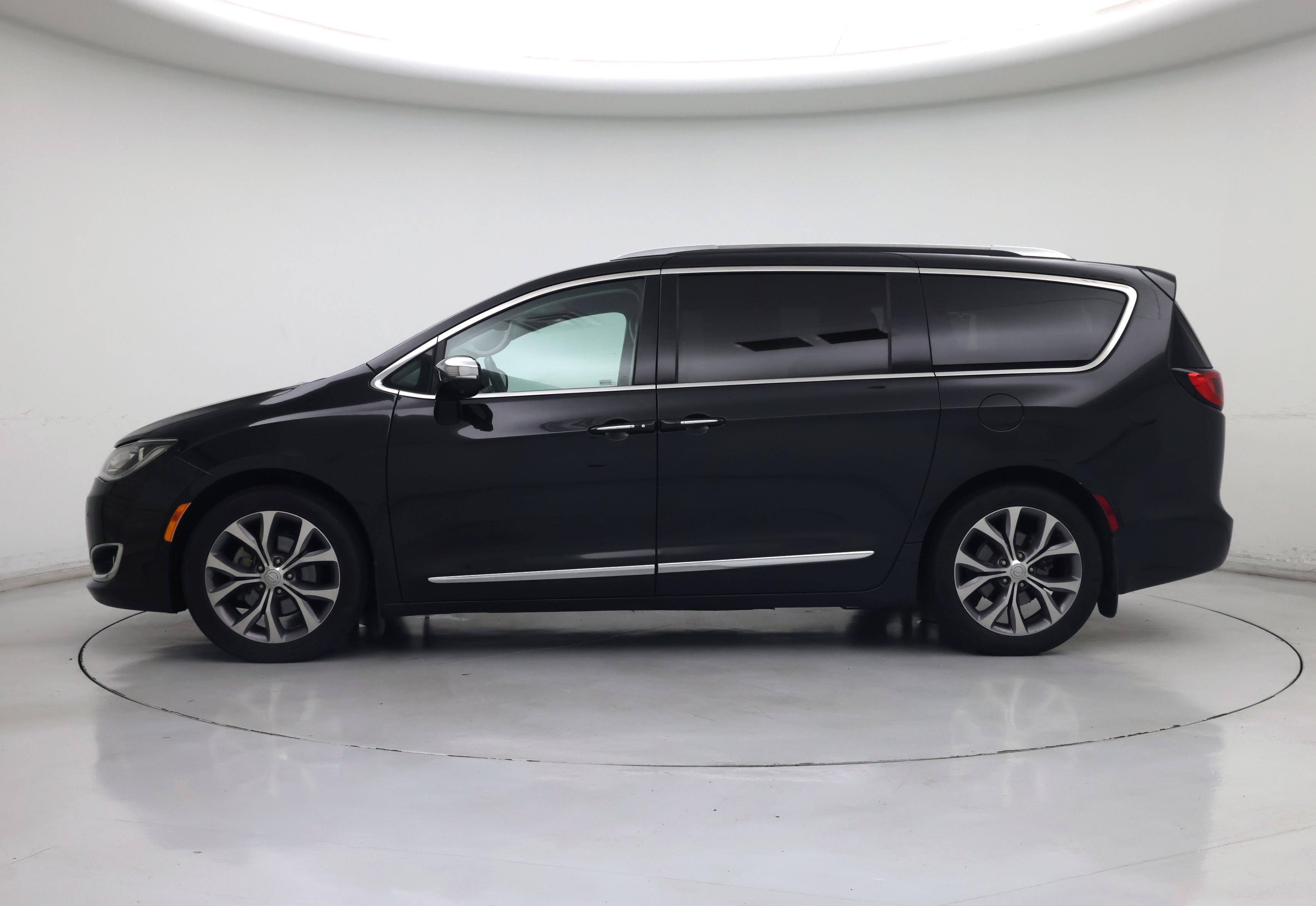 Thumbnail: 2019 Chrysler Pacifica - 3