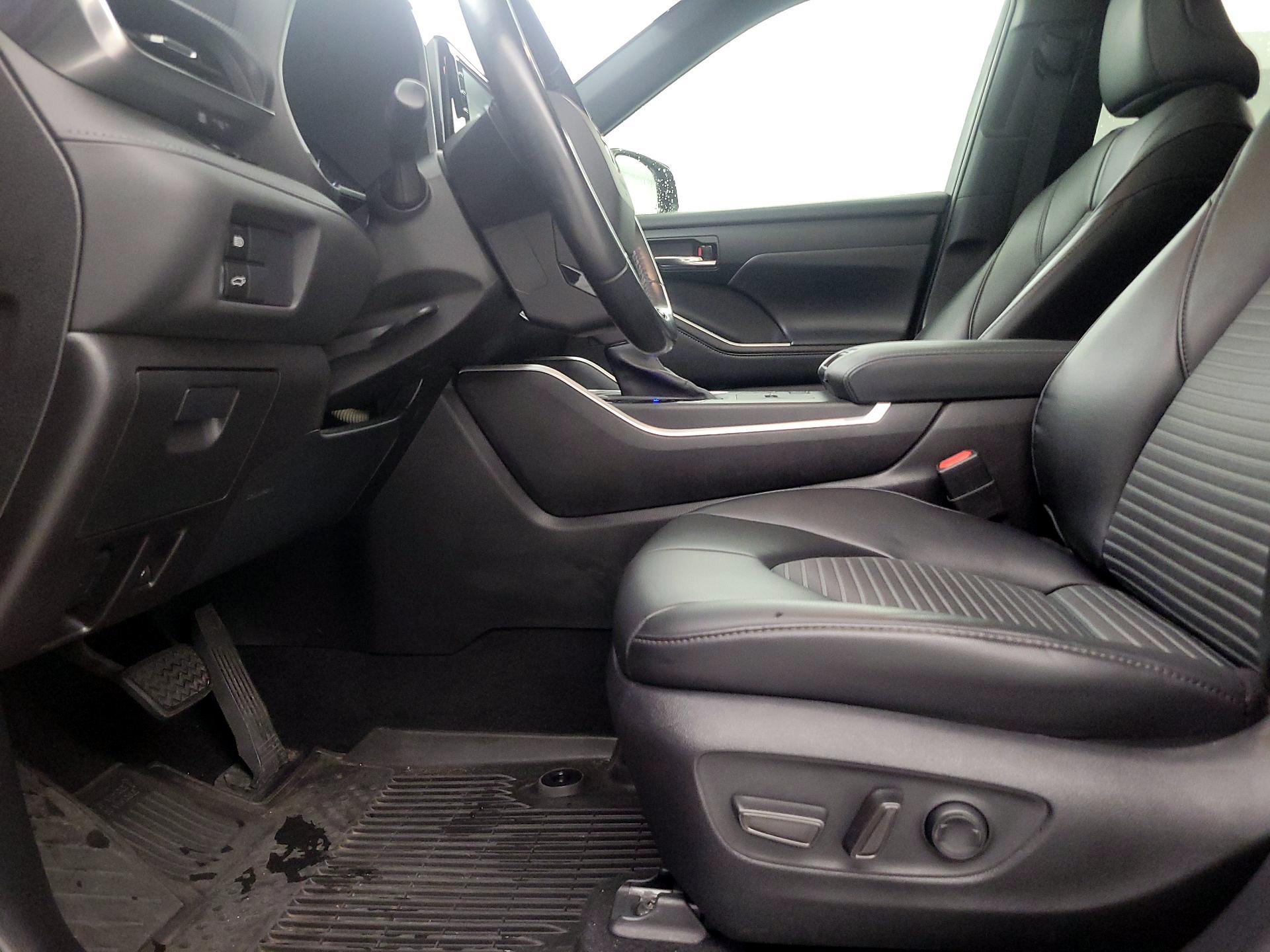 Thumbnail: 2021 Toyota Highlander - 11