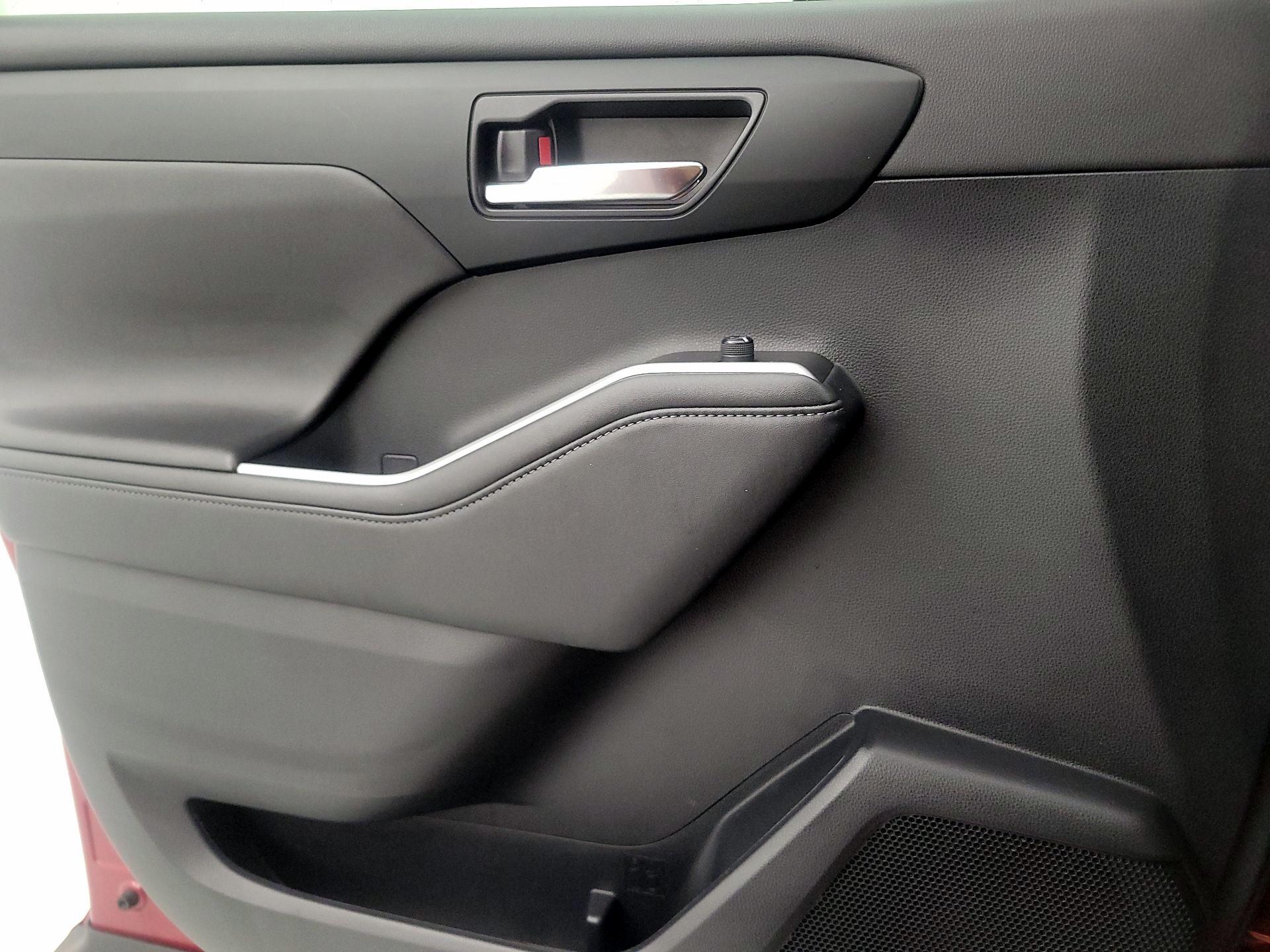 Thumbnail: 2021 Toyota Highlander - 12