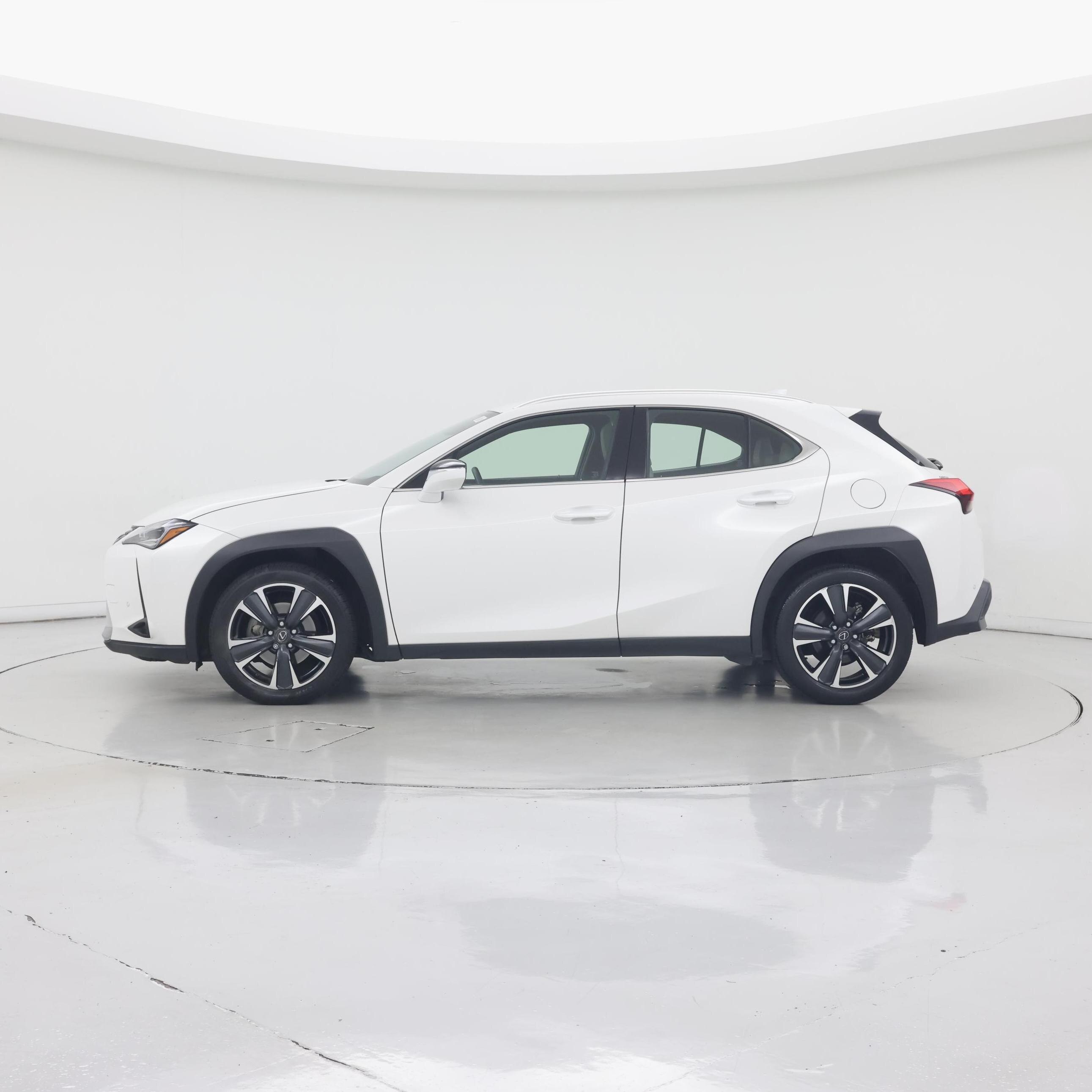 Thumbnail: 2021 Lexus UX - 3