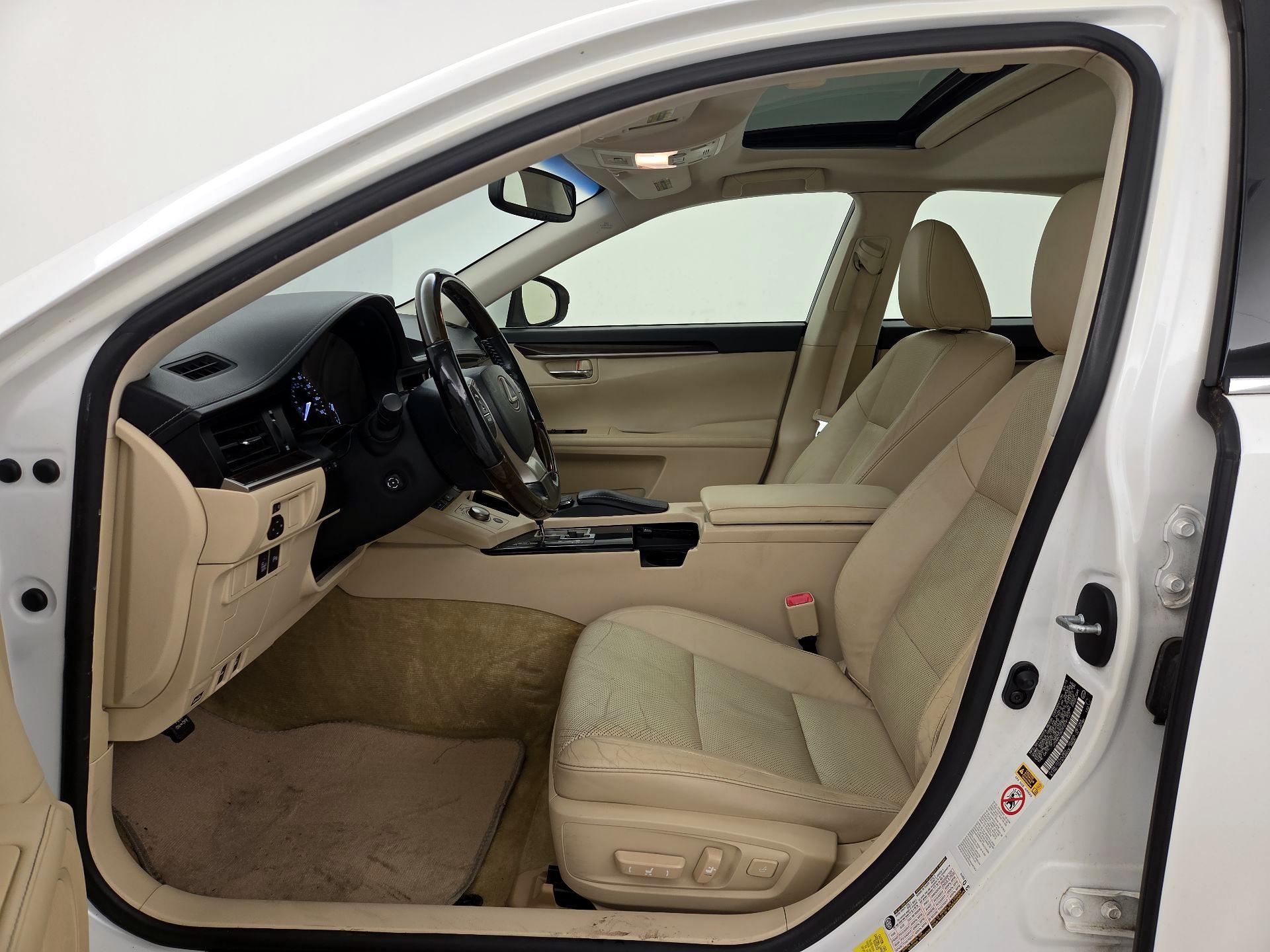 Thumbnail: 2015 Lexus ES - 11