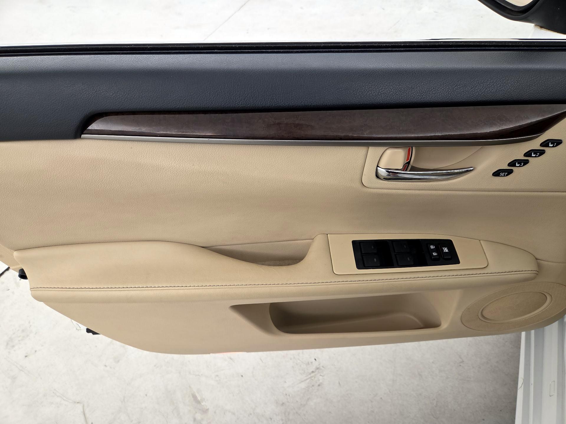 Thumbnail: 2015 Lexus ES - 12
