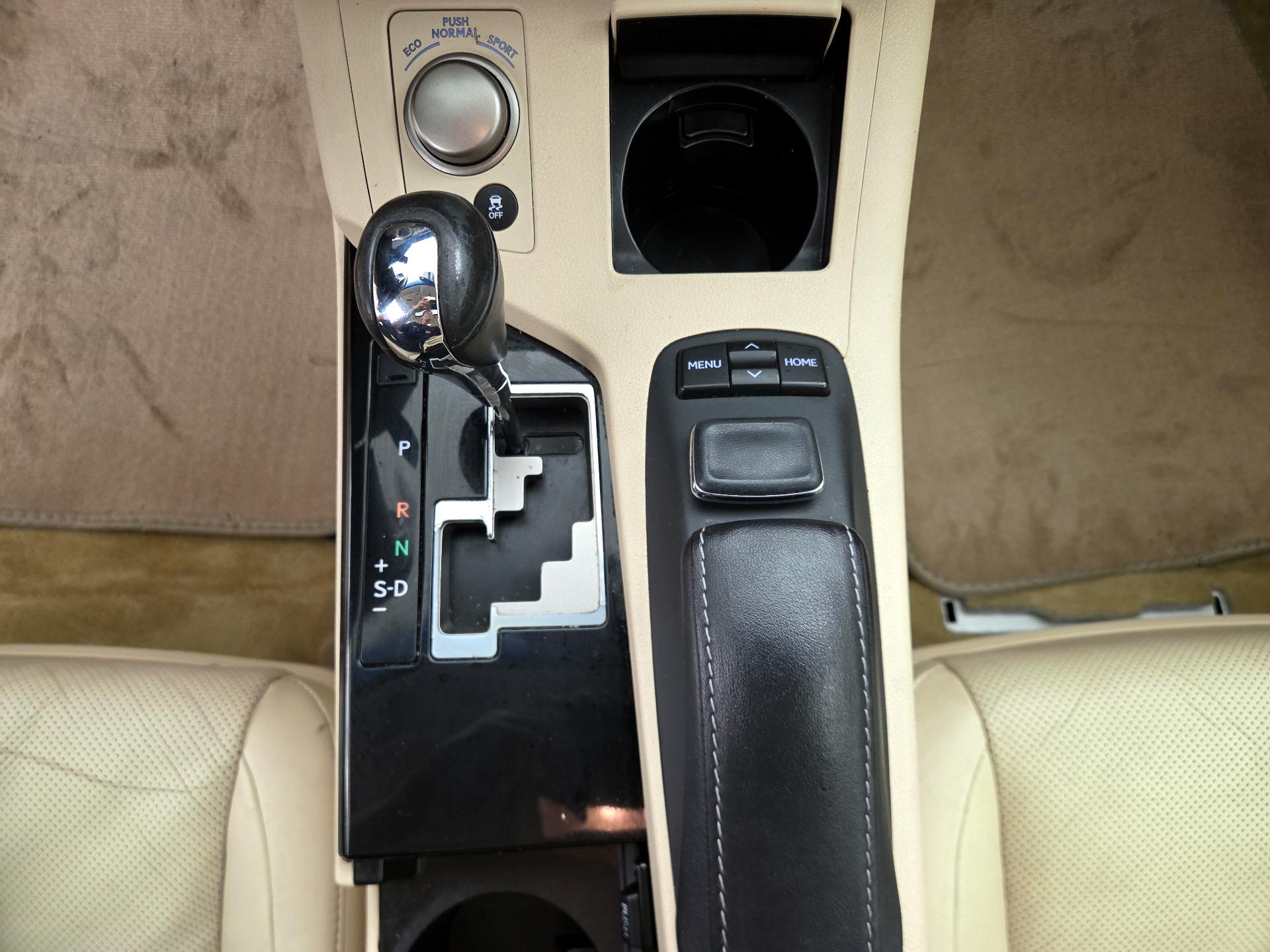 Thumbnail: 2015 Lexus ES - 17