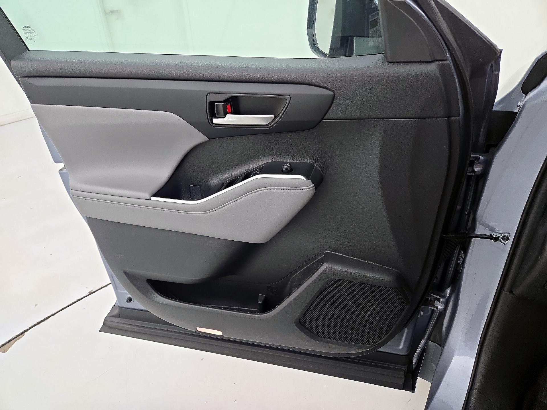 Thumbnail: 2022 Toyota Highlander - 12