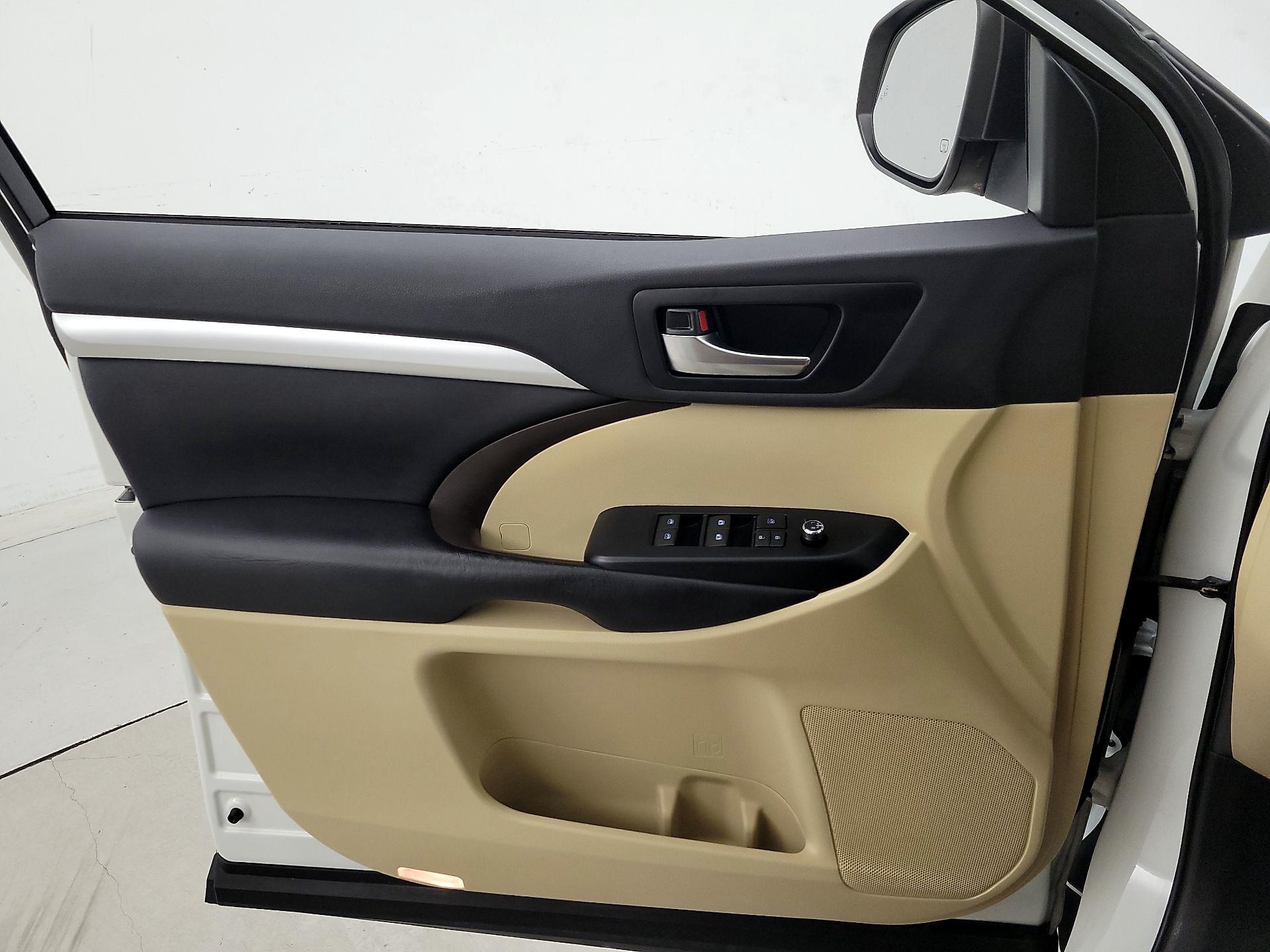 Thumbnail: 2019 Toyota Highlander - 12