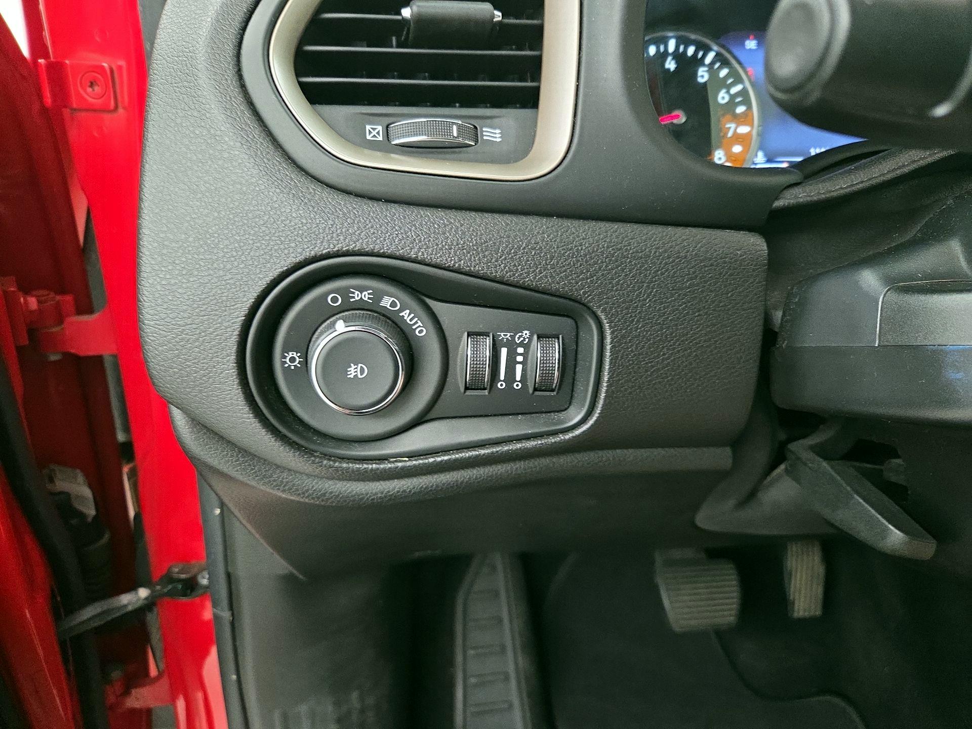 Thumbnail: 2016 Jeep Renegade - 13