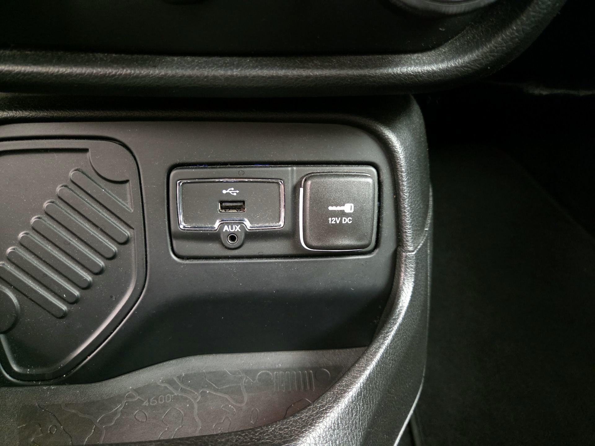 Thumbnail: 2016 Jeep Renegade - 18