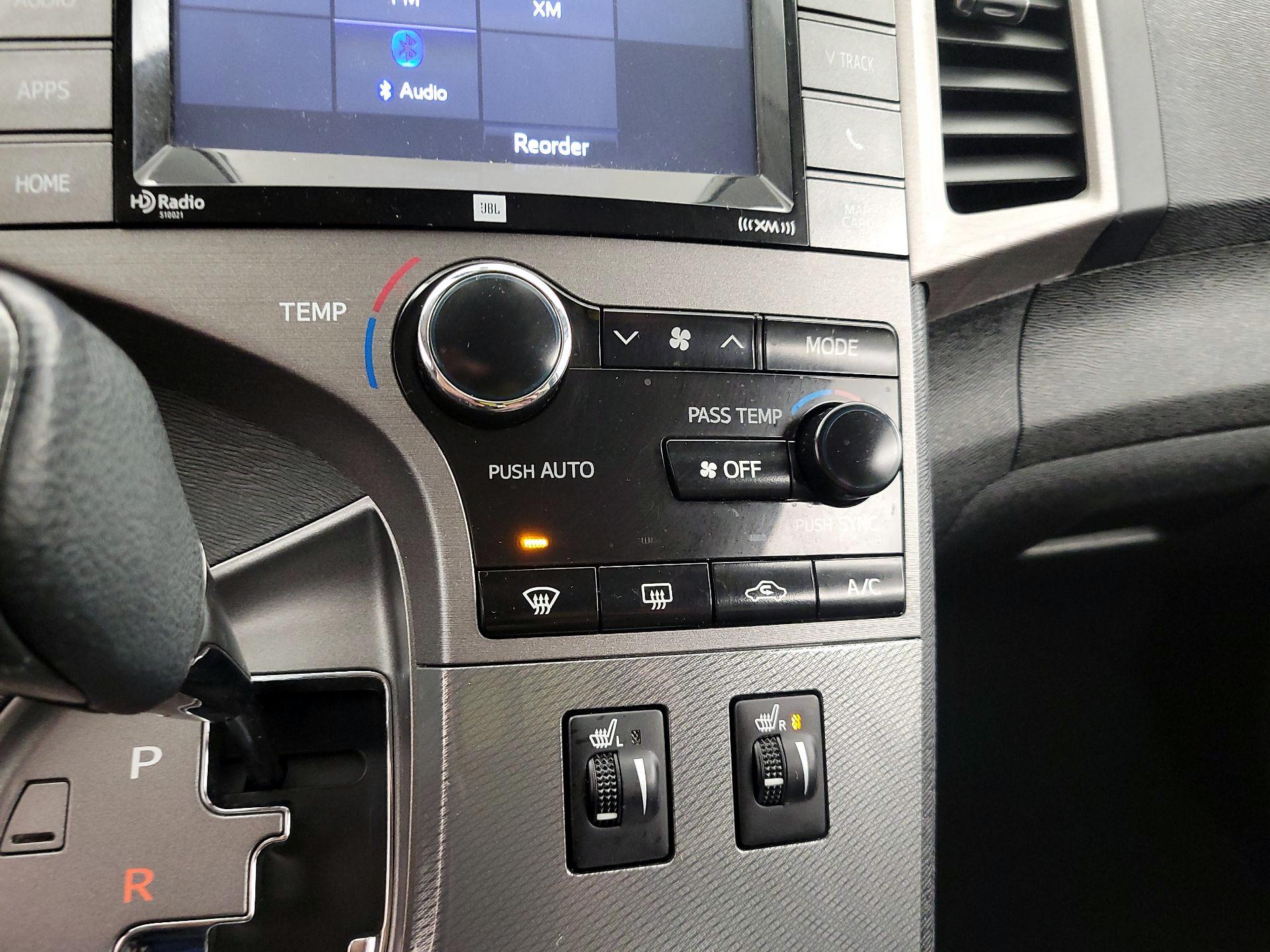 Thumbnail: 2015 Toyota Venza - 16